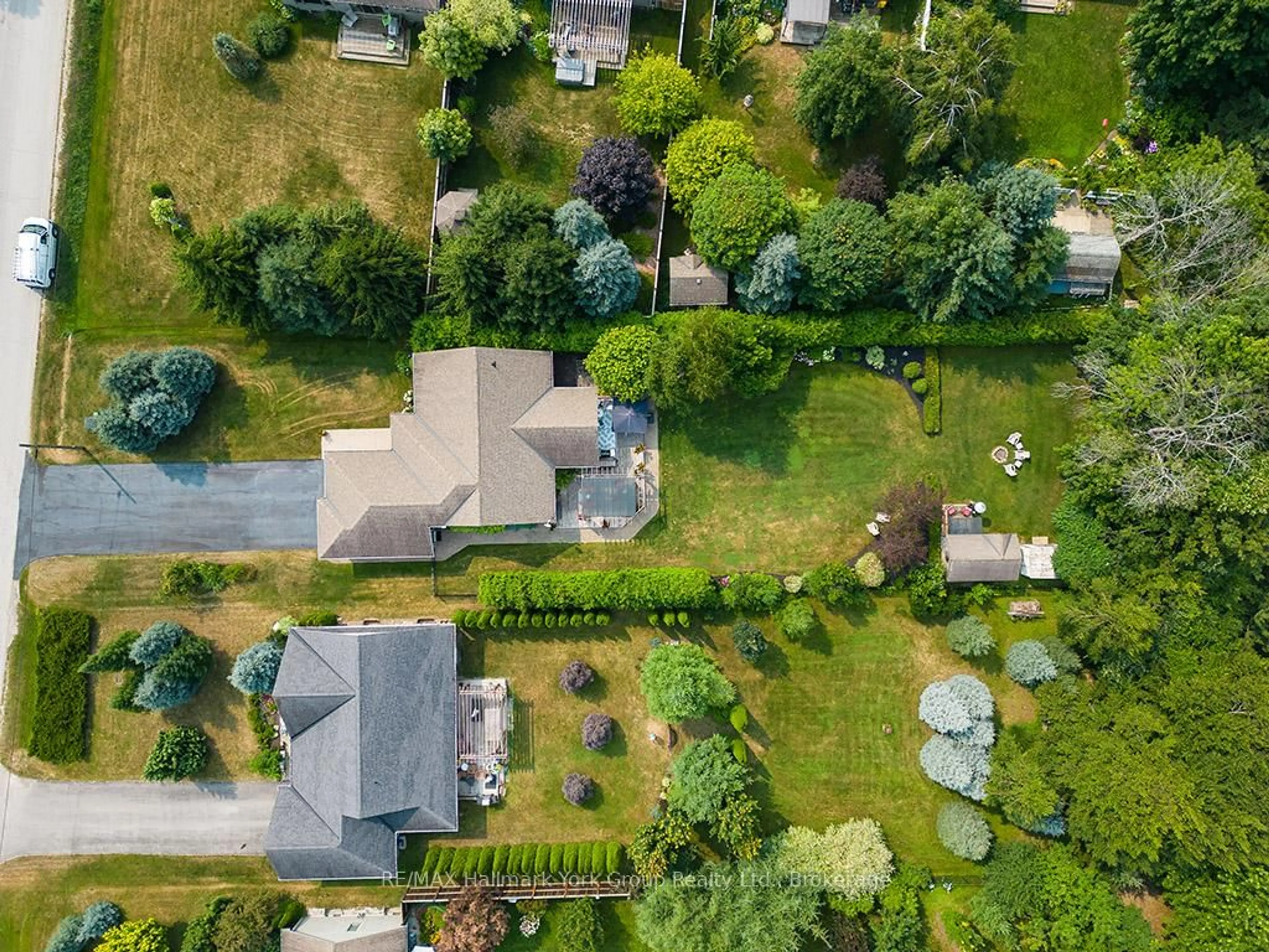 A pic from outside/outdoor area/front of a property/back of a property/a pic from drone, street for 450 Ridge Rd, Meaford Ontario N4L 1L9