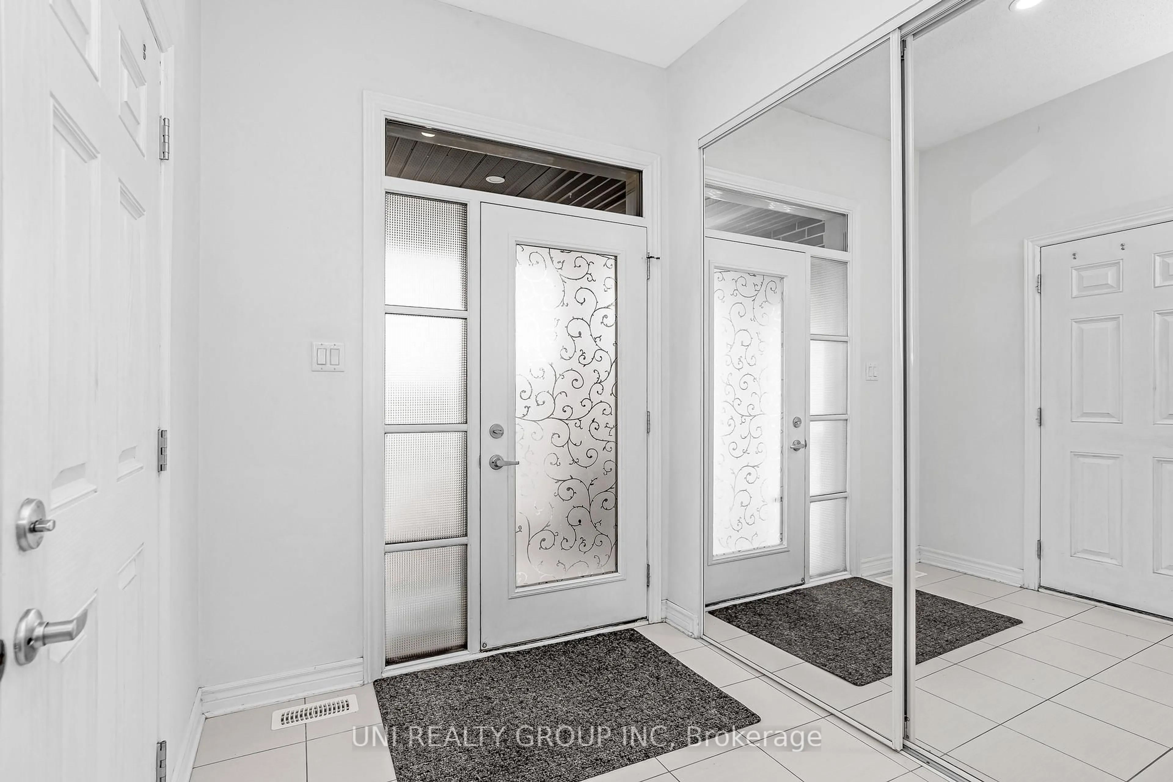 Indoor entryway for 715 Decoeur Dr, Ottawa Ontario K4A 1H2