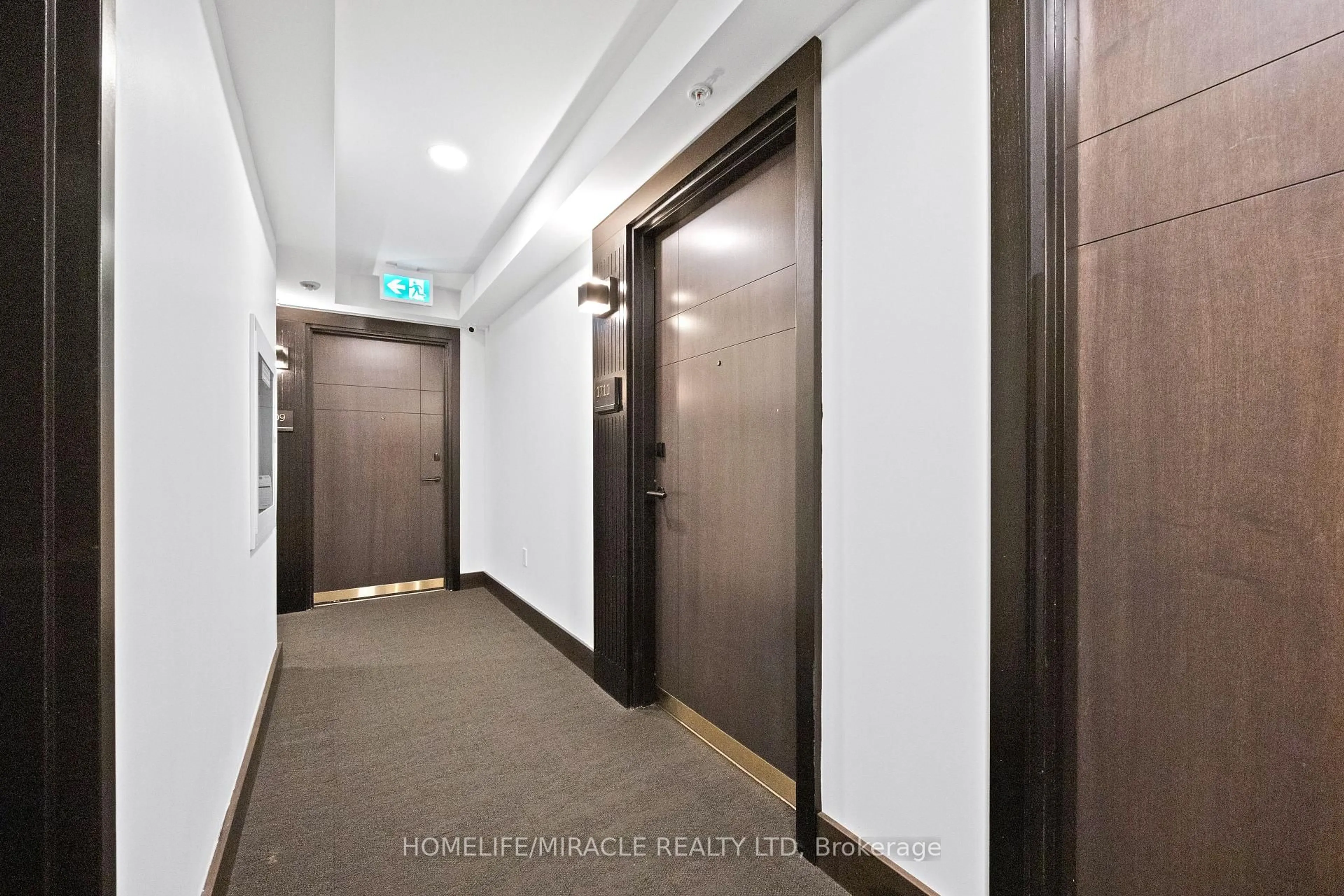Indoor foyer for 145 Columbia St #1711, Waterloo Ontario N2L 0K7