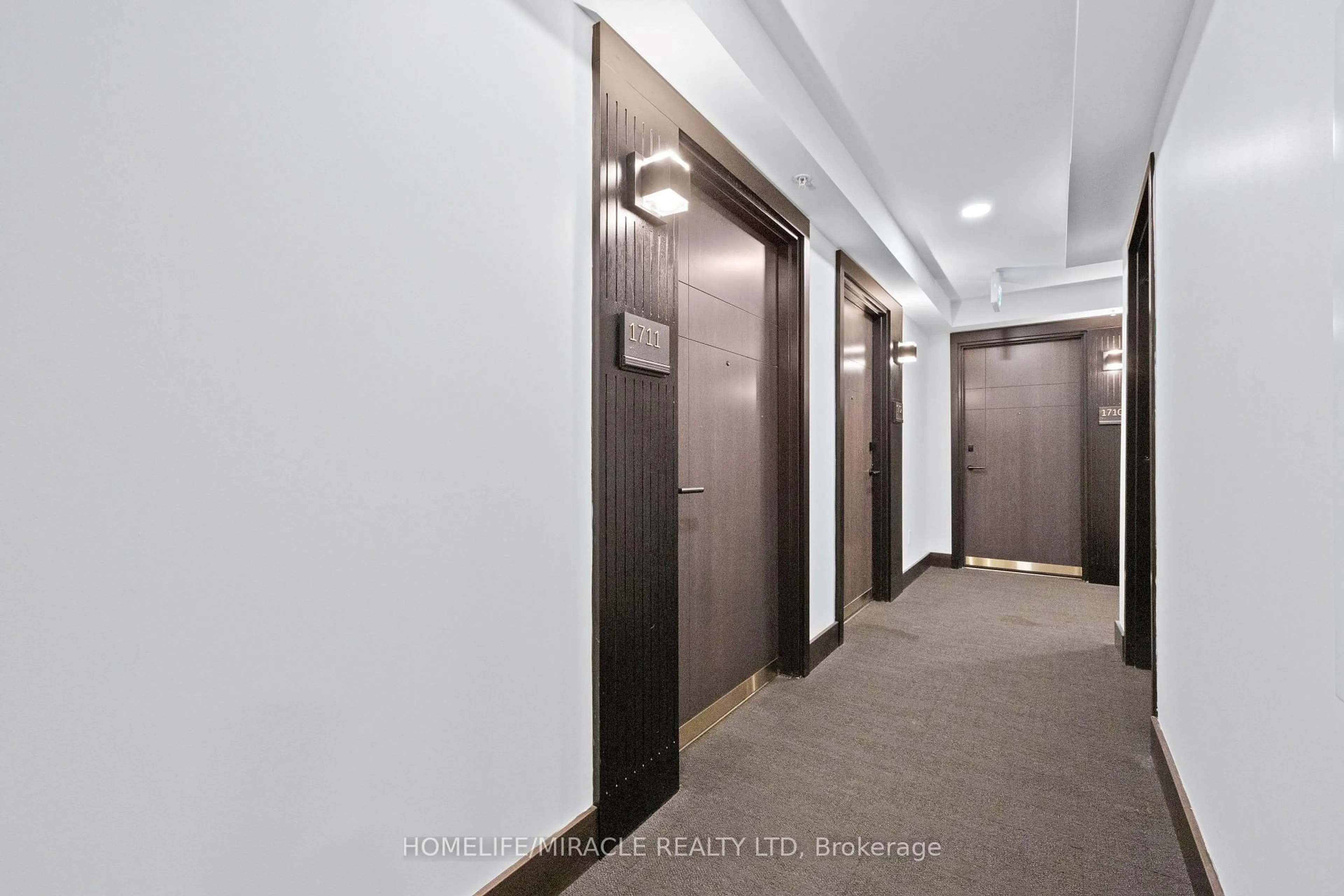 Indoor foyer for 145 Columbia St #1711, Waterloo Ontario N2L 0K7