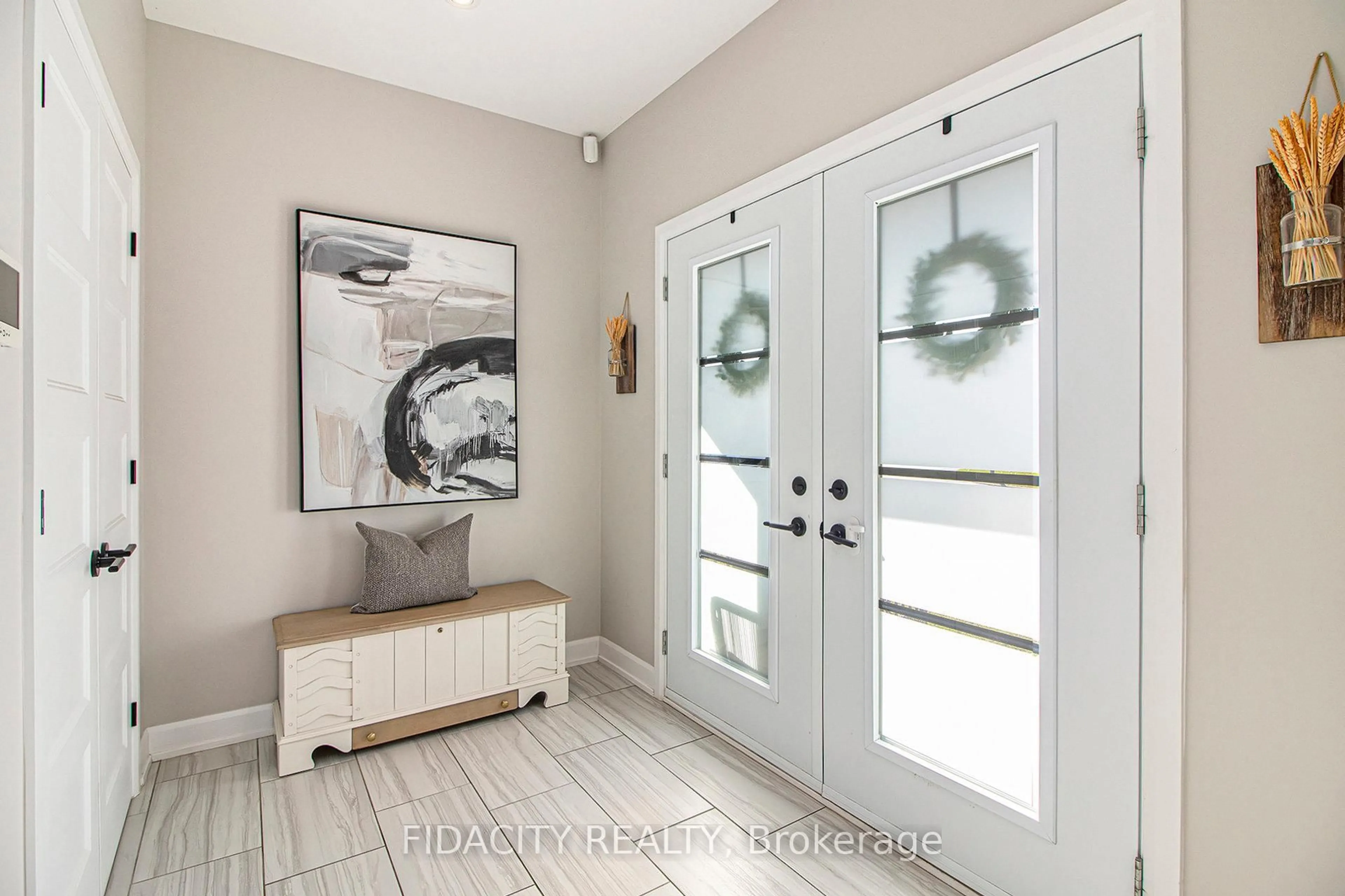 Indoor entryway for 649 Misty St, Russell Ontario K4R 0E7