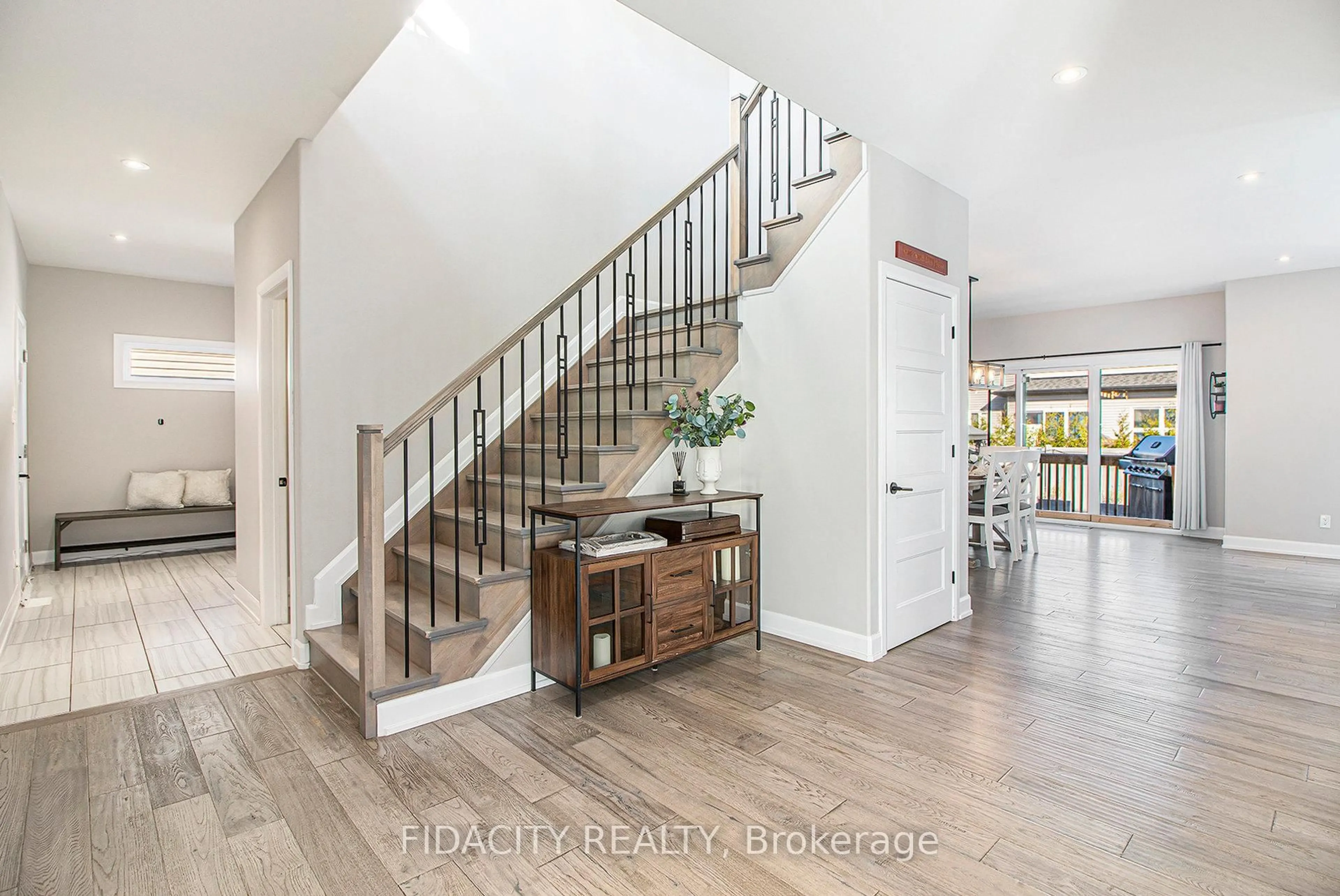 Indoor entryway for 649 Misty St, Russell Ontario K4R 0E7