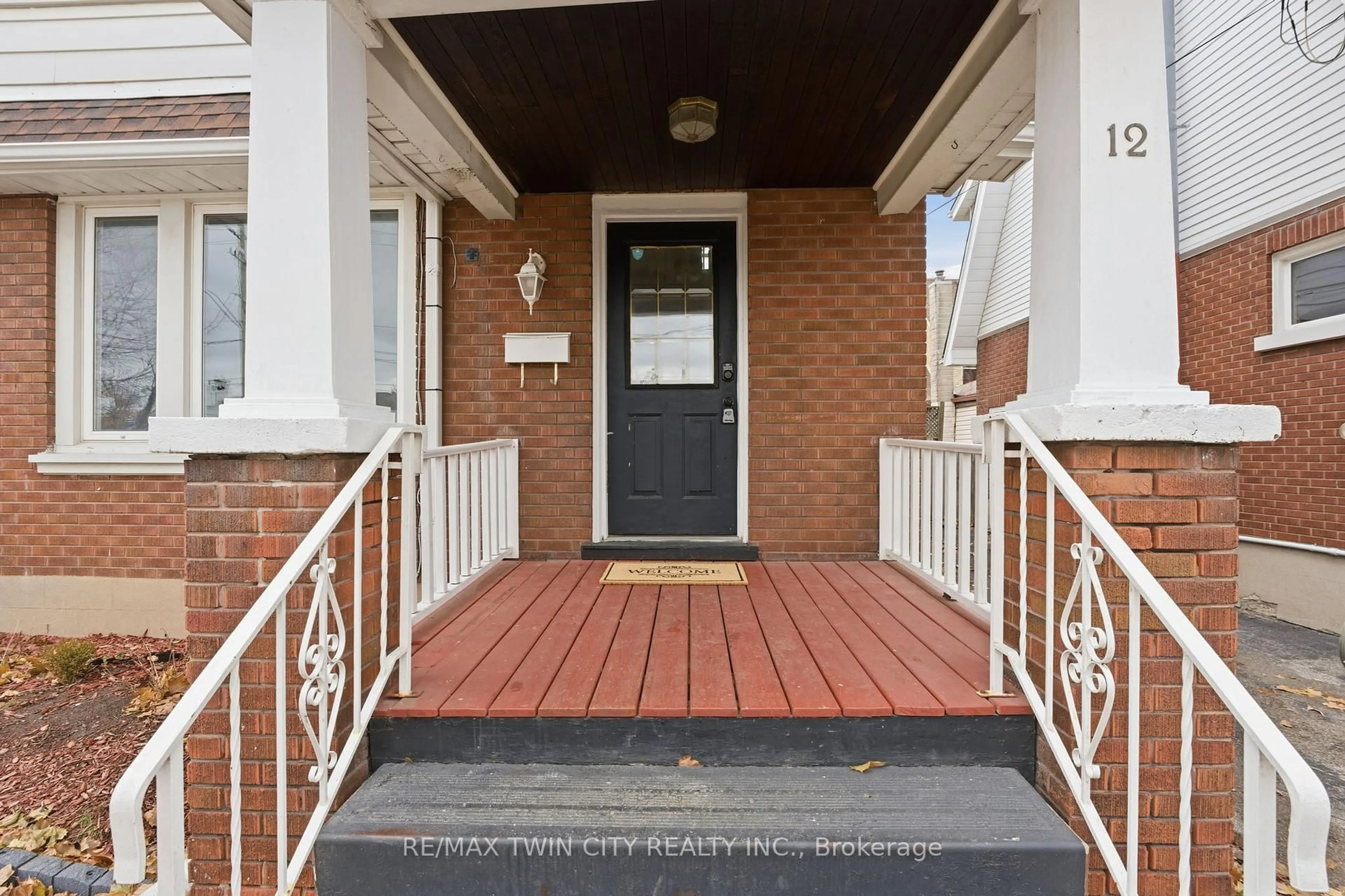 Indoor entryway for 12 St James St, Brantford Ontario N3T 3Z5