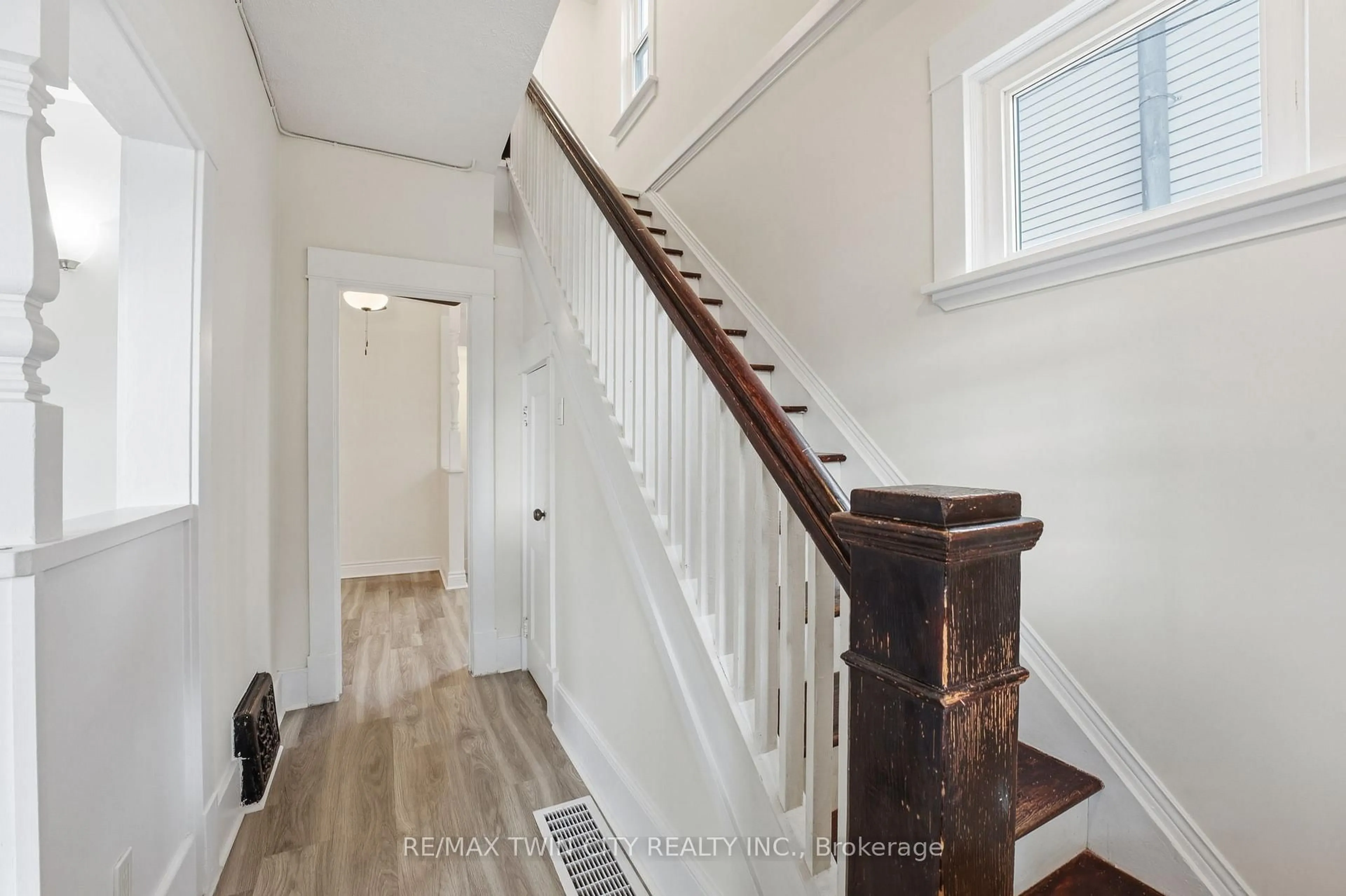 Unknown for 12 St James St, Brantford Ontario N3T 3Z5