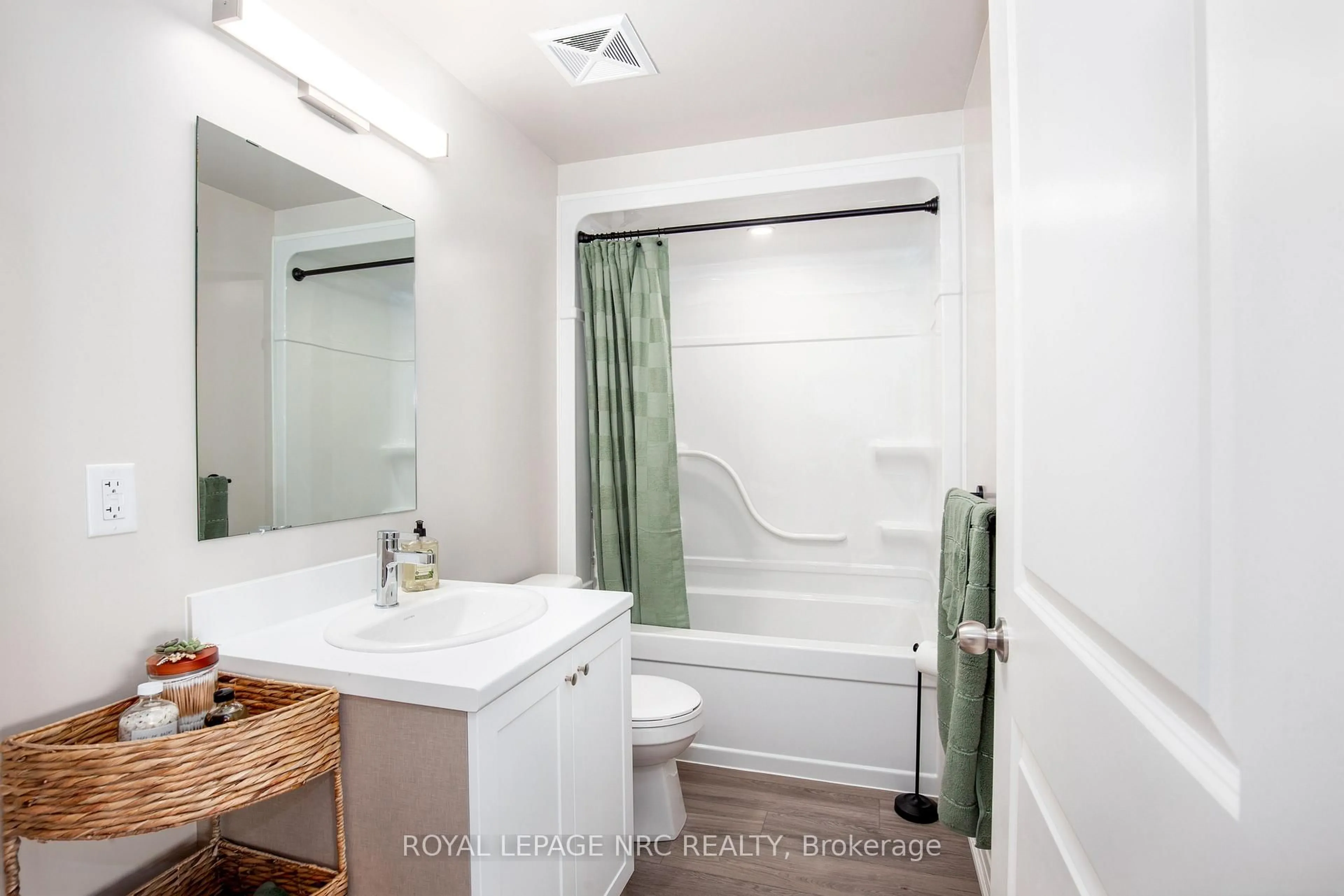 Standard bathroom, ceramic/tile floor for 50 HERRICK Ave #112, St. Catharines Ontario L2P 2T9