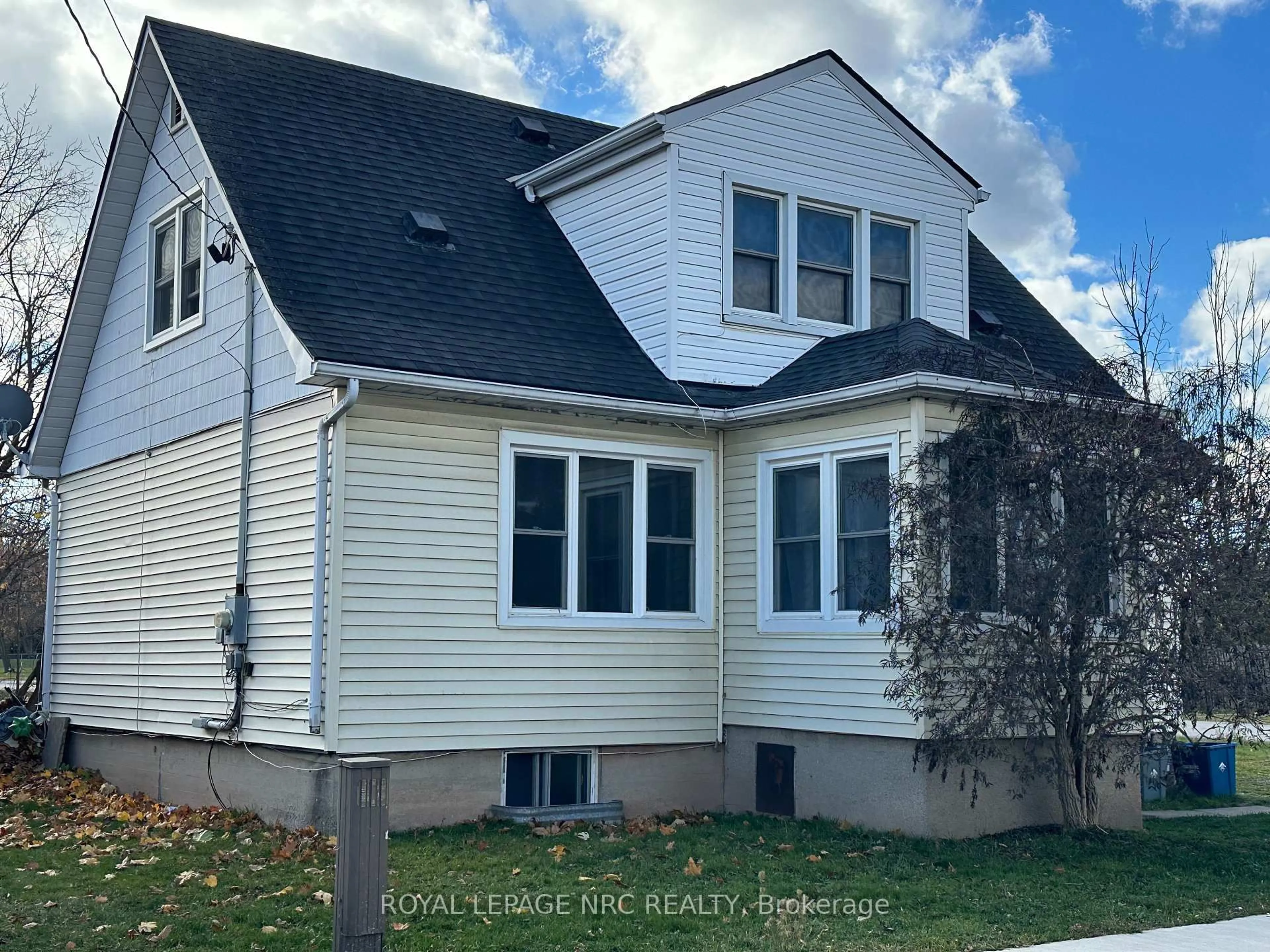 Home with vinyl exterior material, street for 86 Idylewylde St, Fort Erie Ontario L2A 2L9