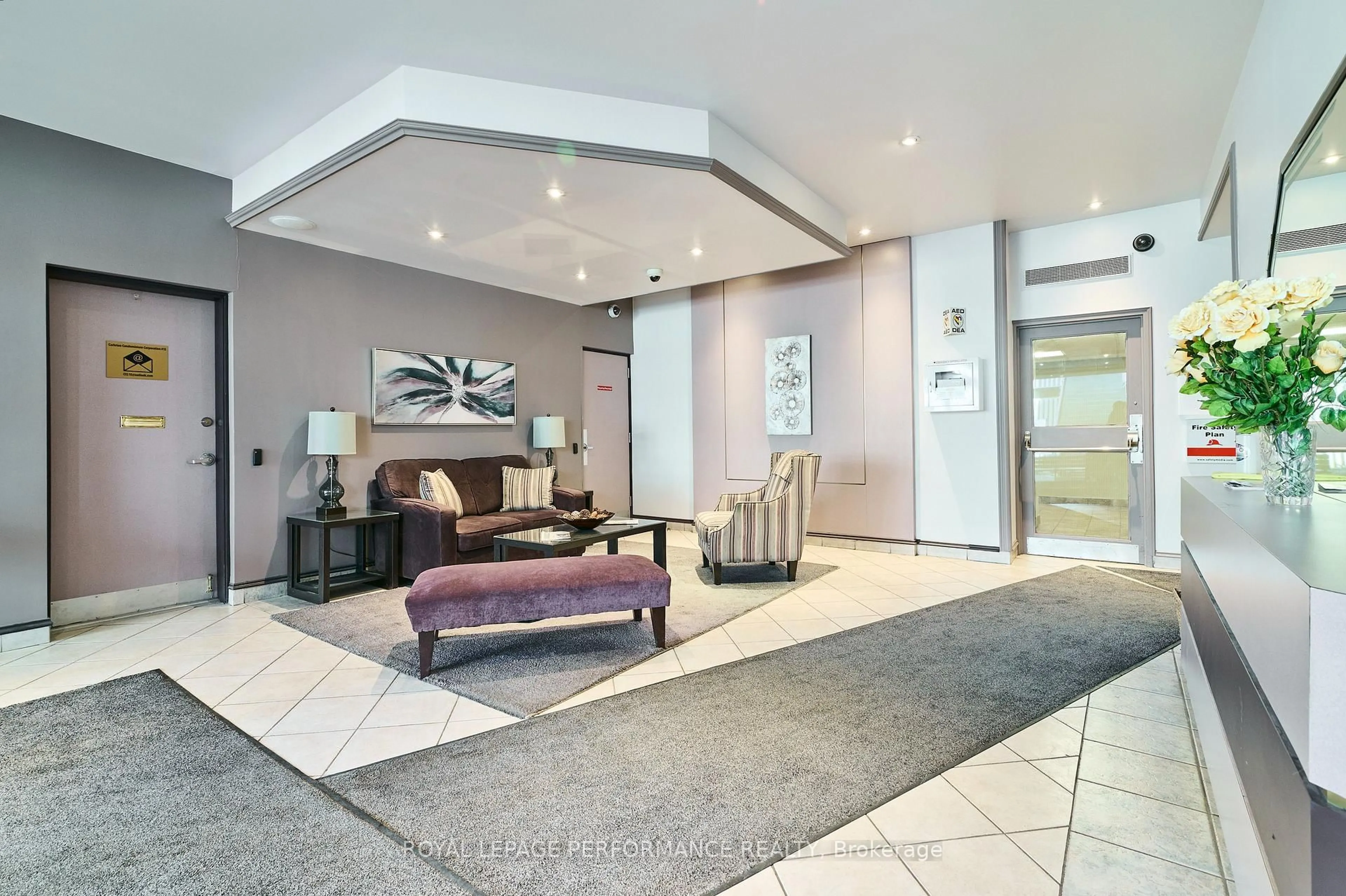 Indoor foyer for 158 B McArthur Ave #202, Ottawa Ontario K1L 8C9