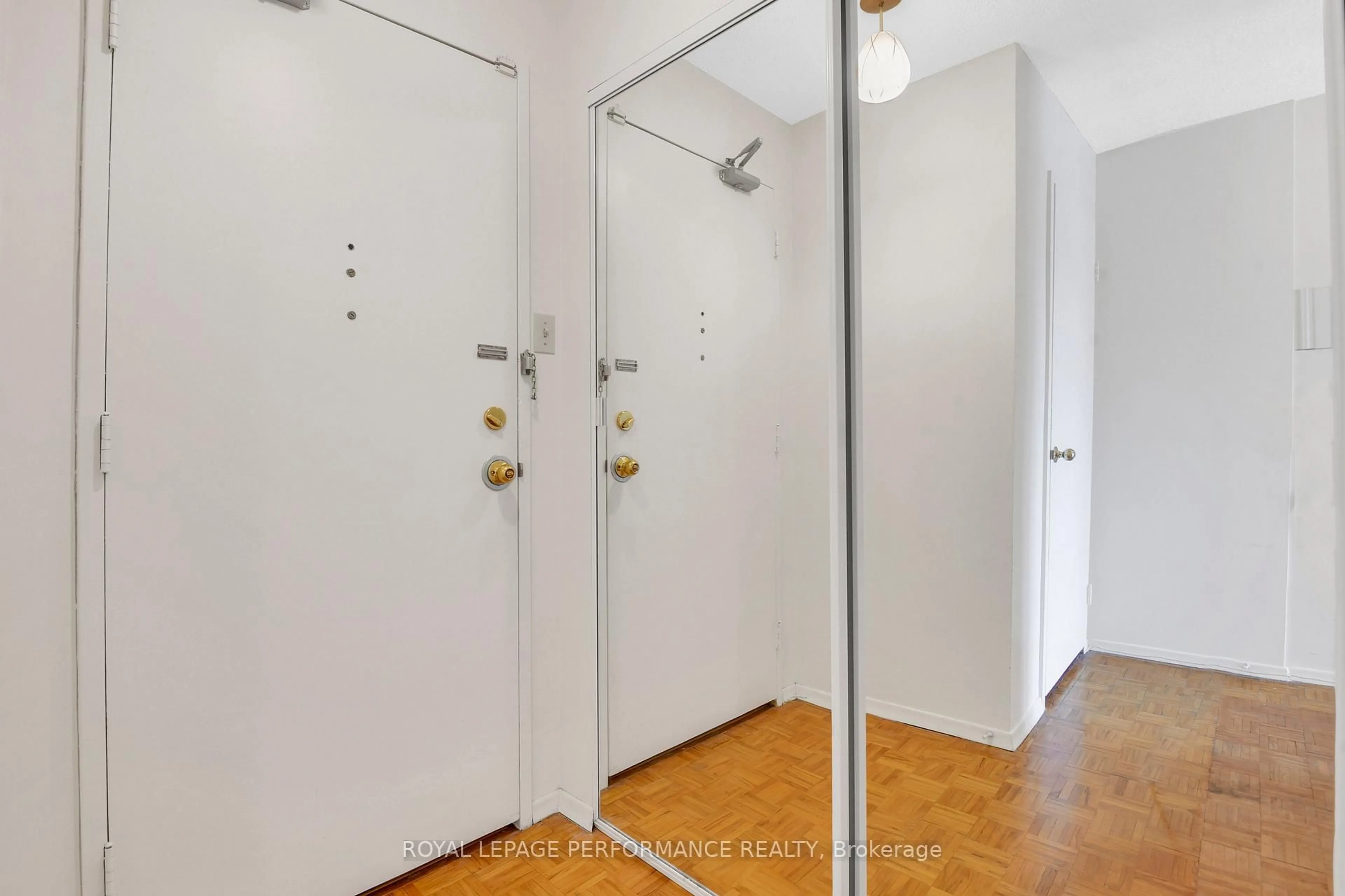 Indoor entryway for 158 B McArthur Ave #202, Ottawa Ontario K1L 8C9