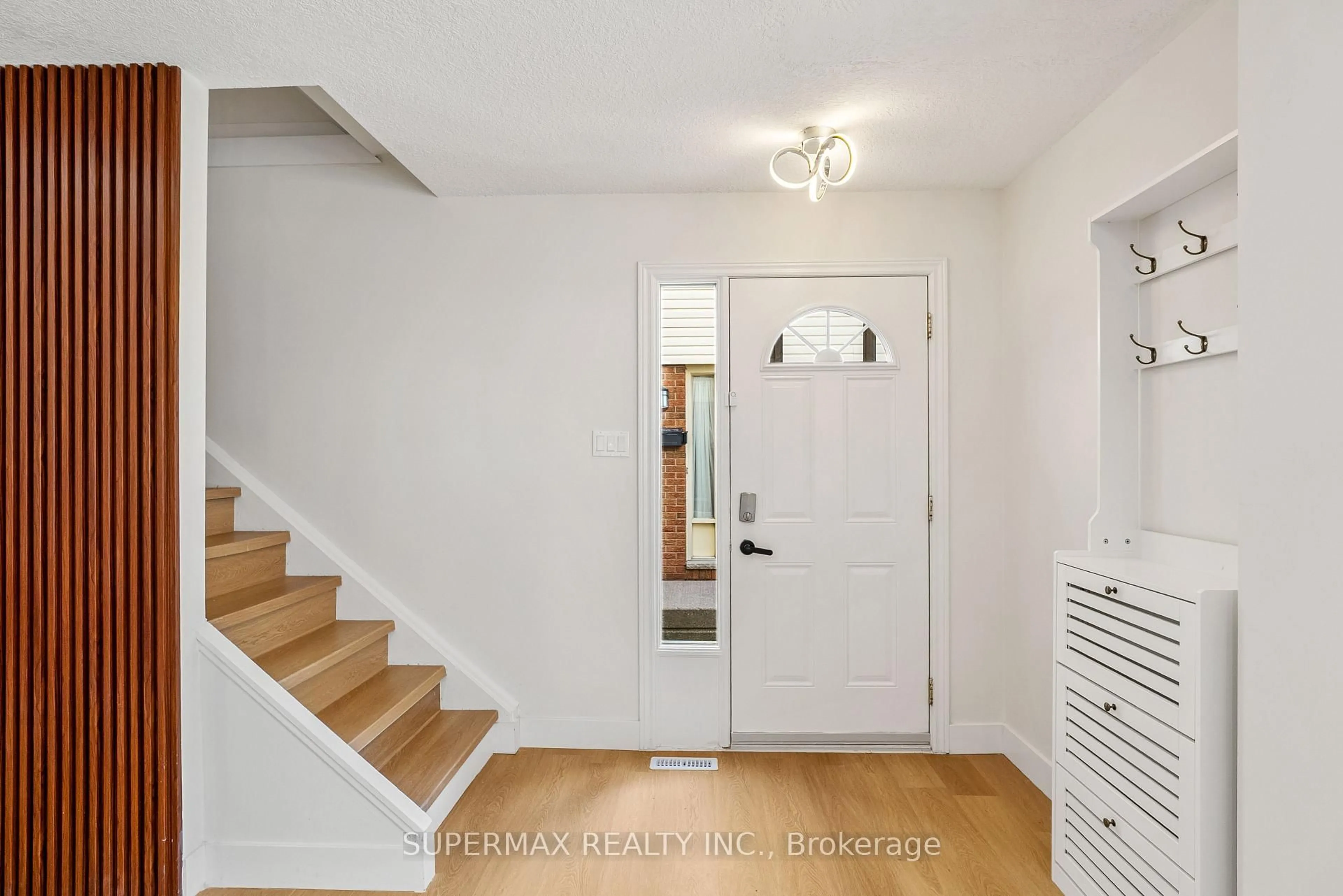 Indoor entryway for 92 Stroud Cres #66, London South Ontario N6E 1Y8