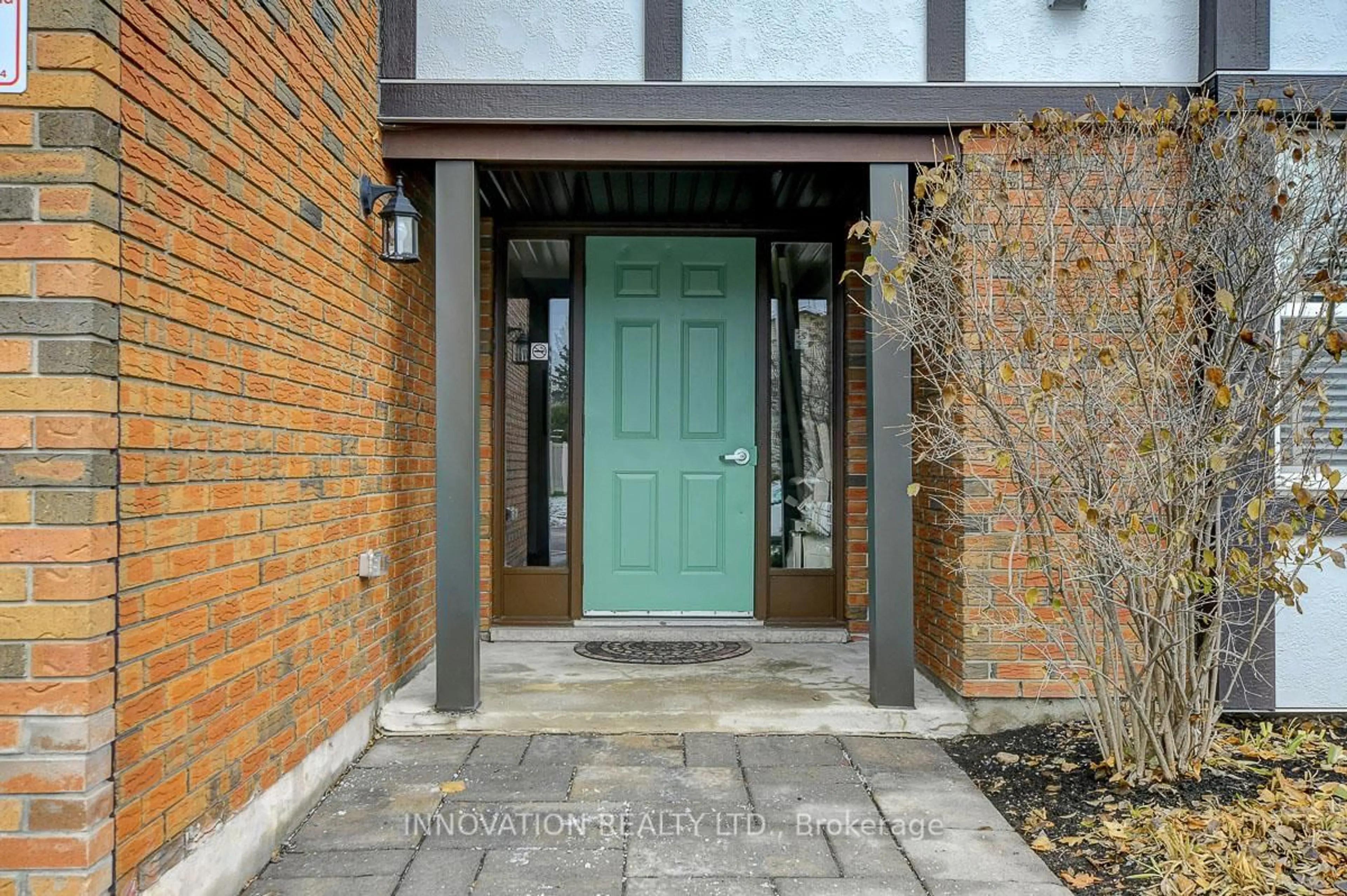 Indoor entryway for 216 Equestrian Dr #B, Ottawa Ontario K2M 1E2