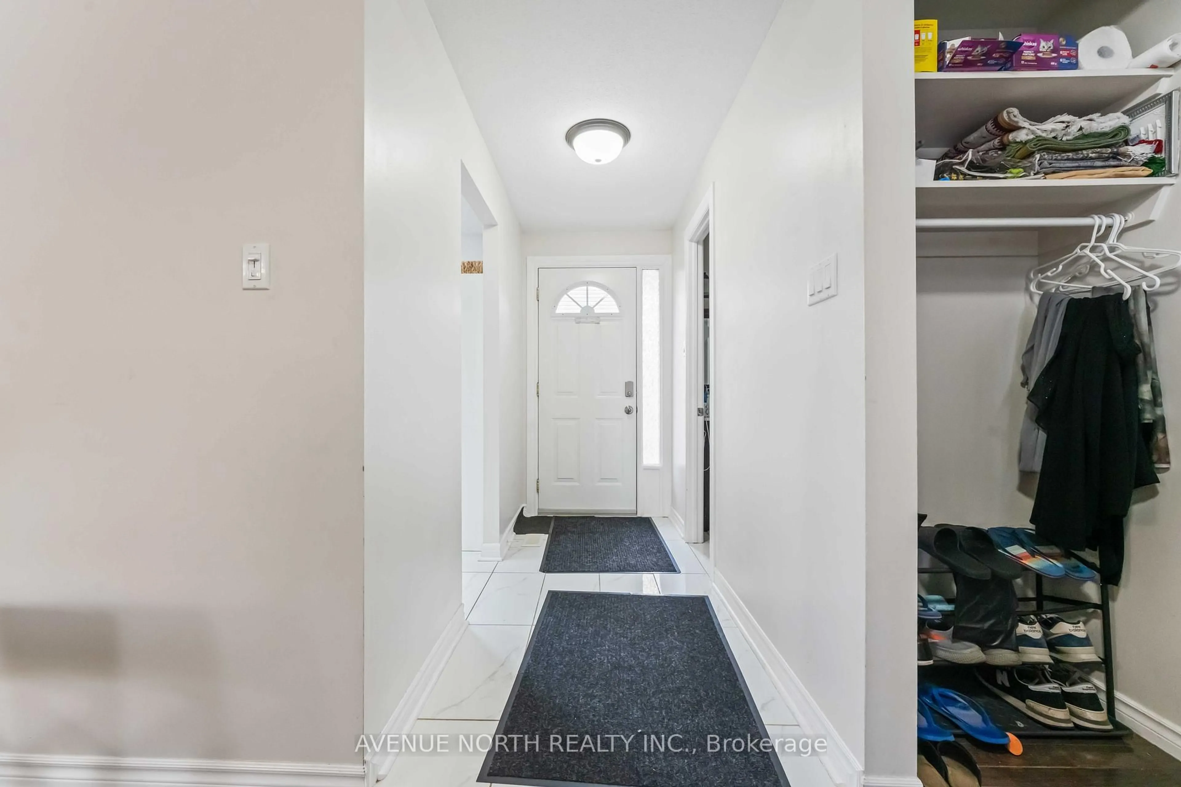 Indoor entryway for 1741 Lamoureux Dr #32, Ottawa Ontario K1E 2N3