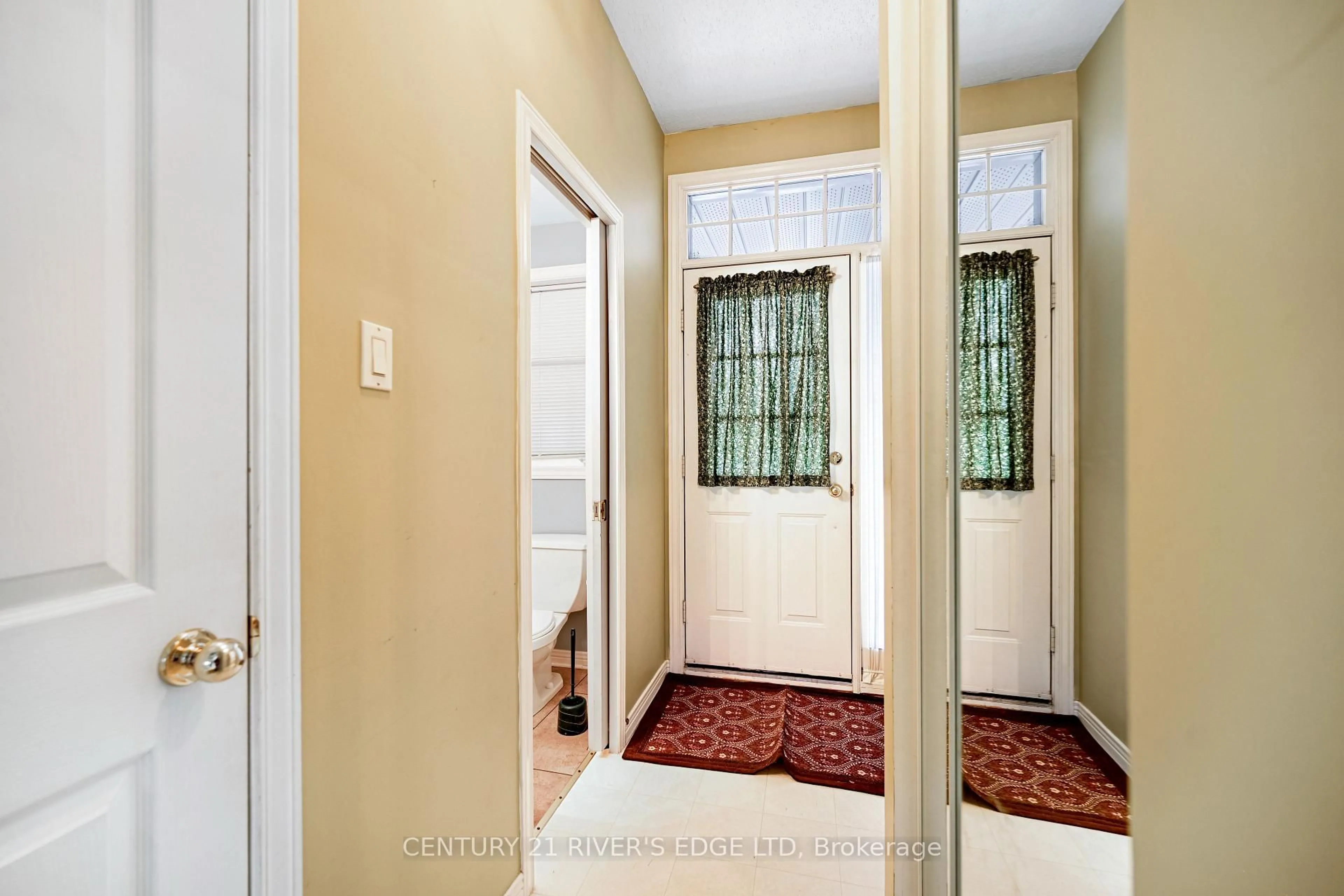 Indoor entryway for 6 SUNNYBROOKE Dr, Ottawa Ontario K2M 2P3