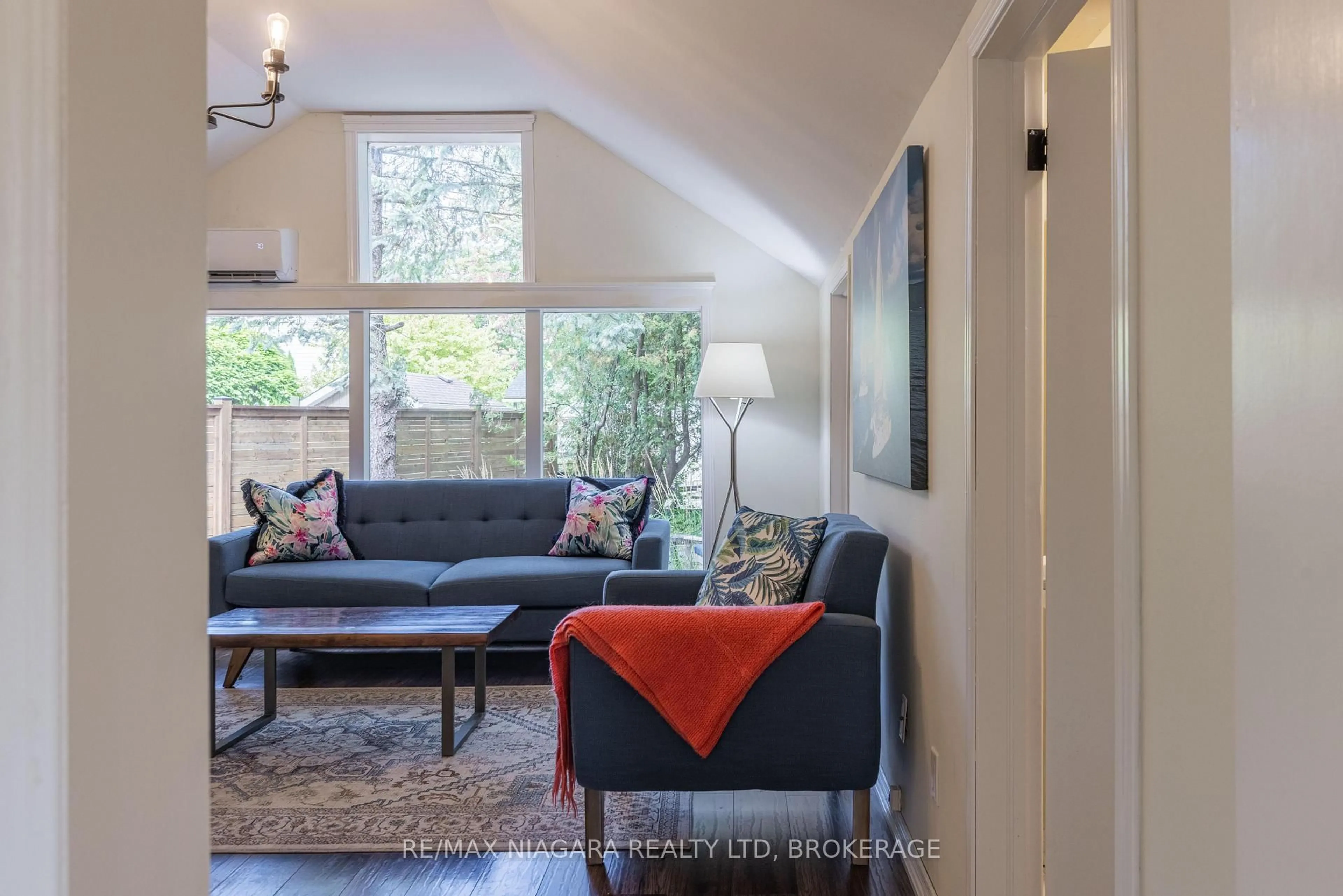 Living room with furniture, unknown for 6 Circle St, Niagara-on-the-Lake Ontario L0S 1J0