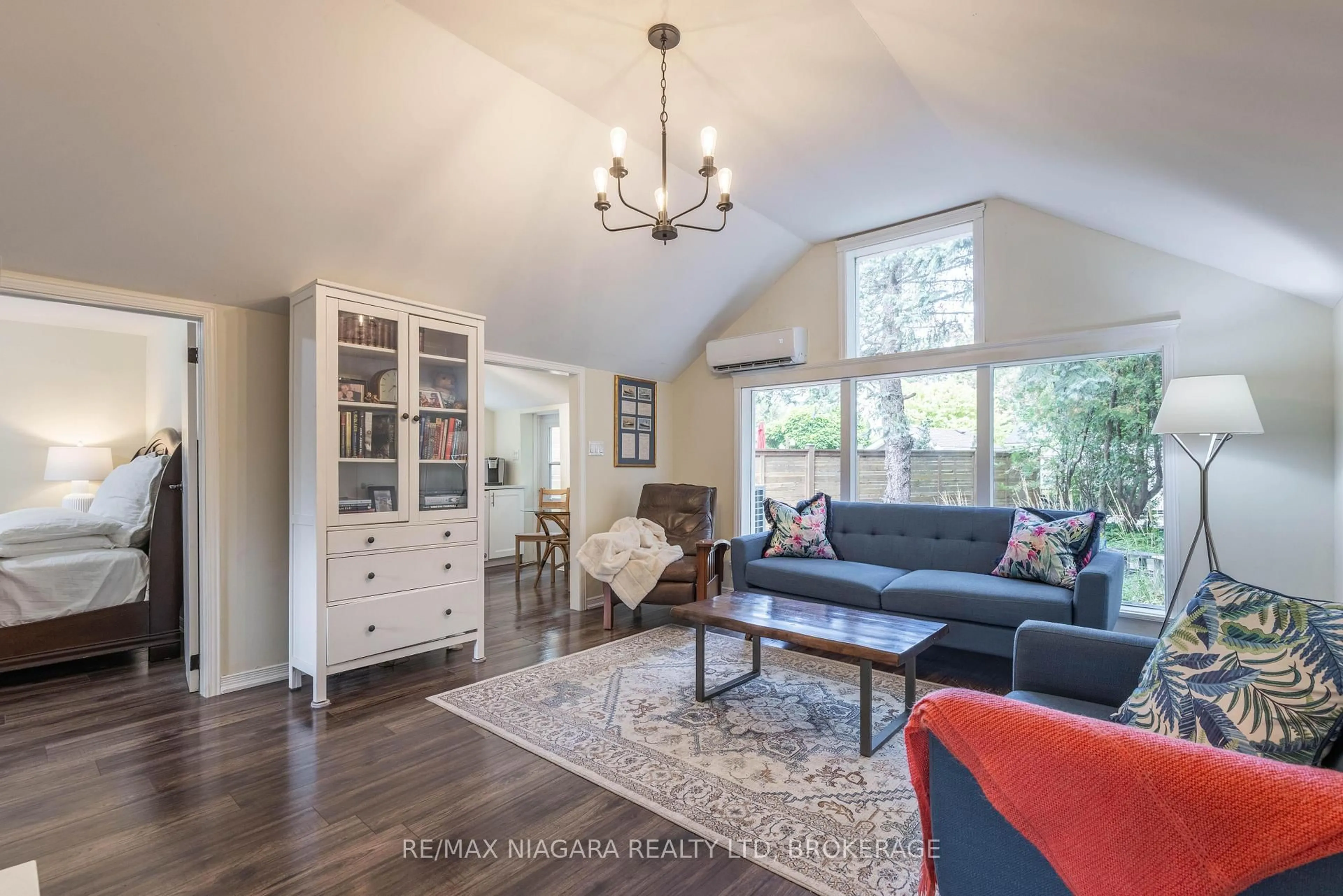 Living room with furniture, wood/laminate floor for 6 Circle St, Niagara-on-the-Lake Ontario L0S 1J0