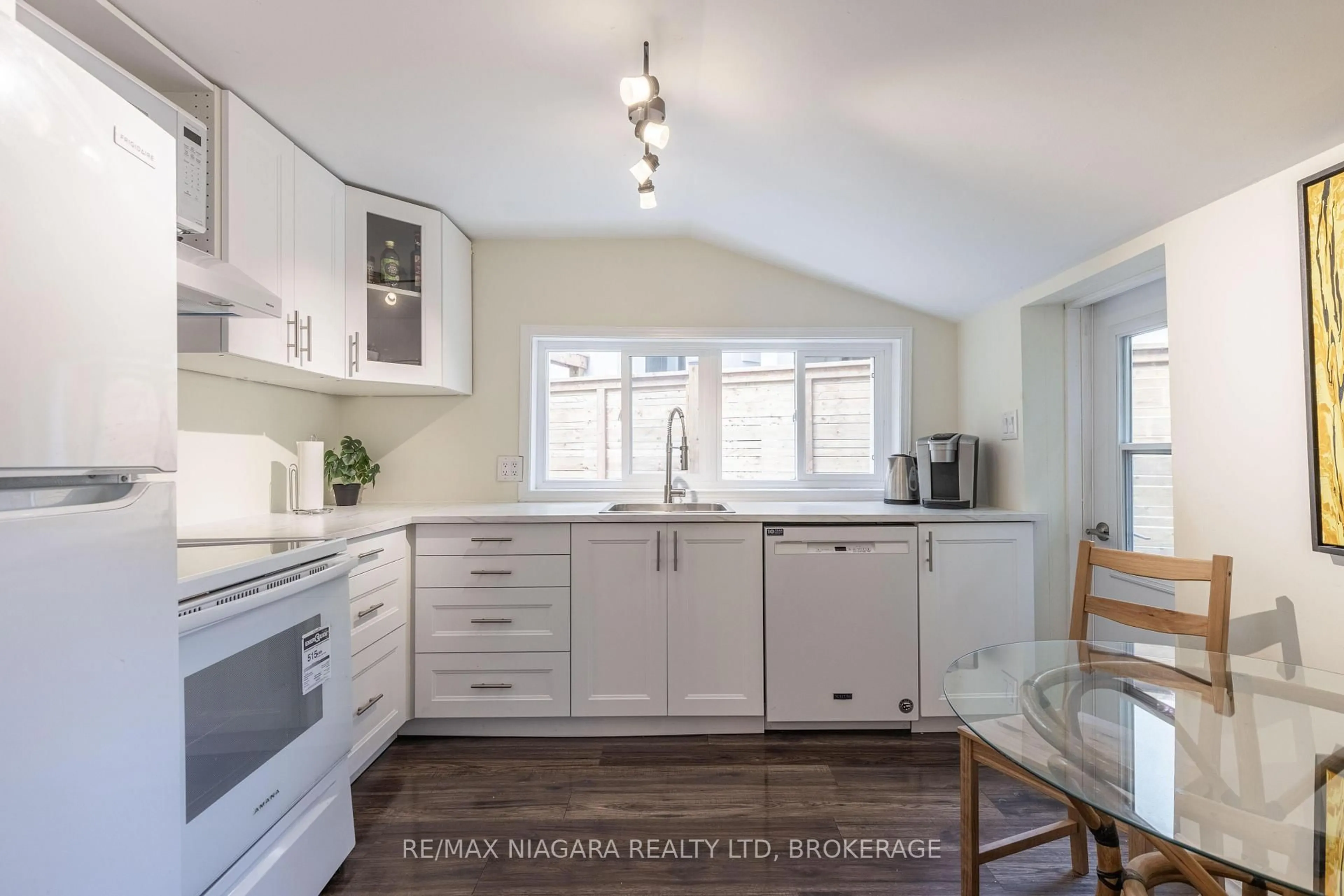 Open concept kitchen, unknown for 6 Circle St, Niagara-on-the-Lake Ontario L0S 1J0