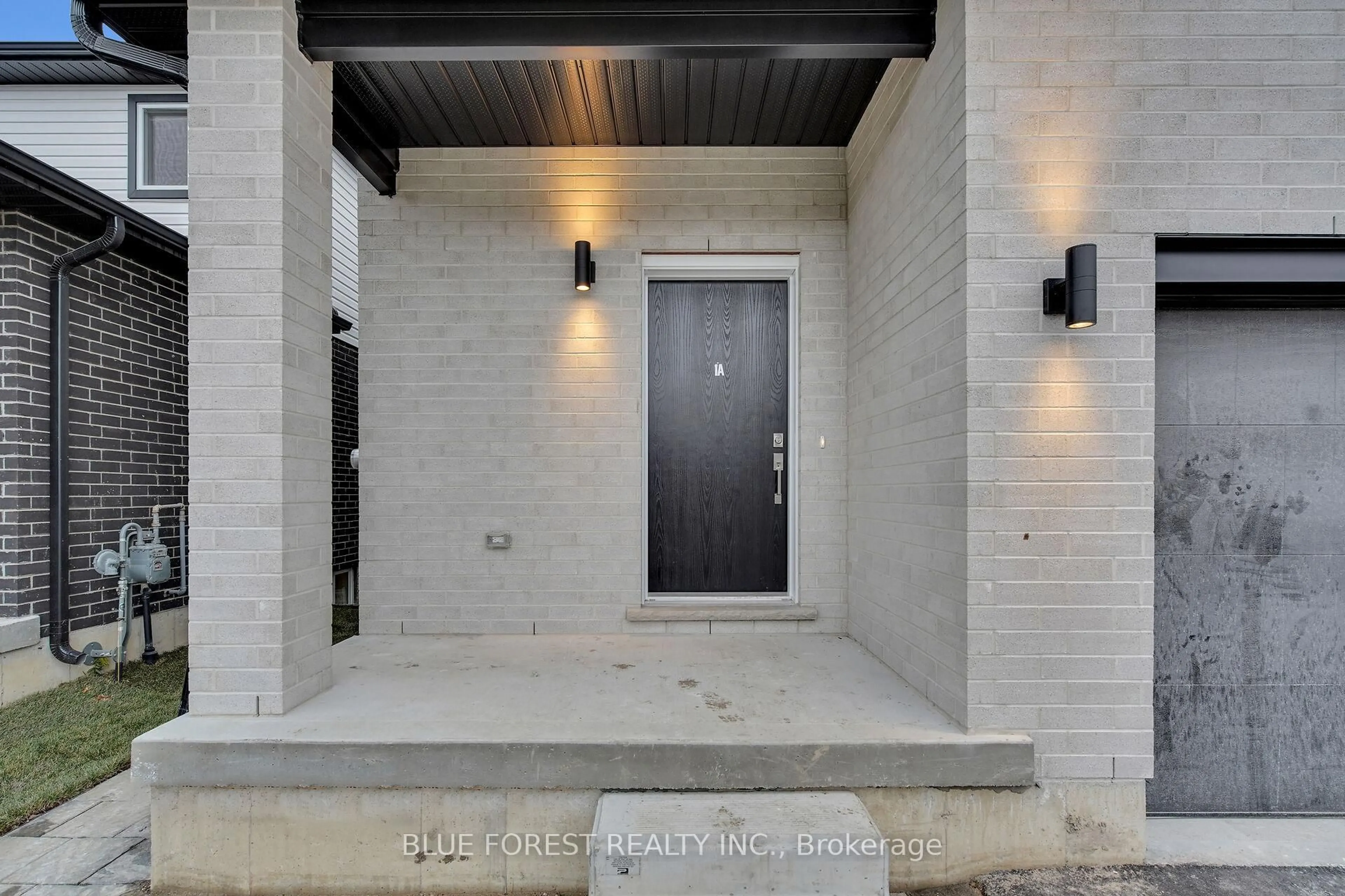 Indoor entryway for 143 Marconi Crt, London East Ontario N5V 0C9