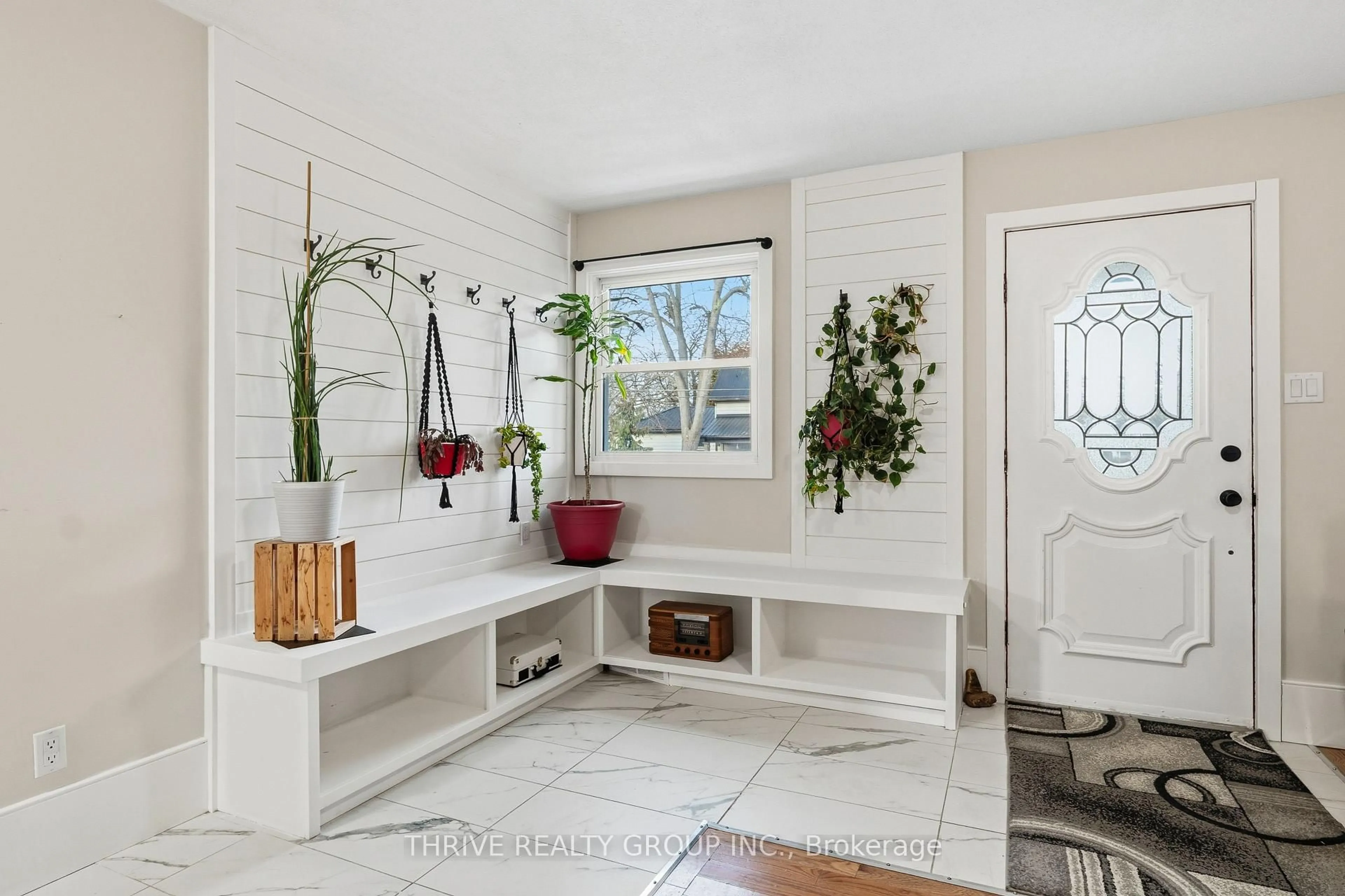 Indoor entryway for 42 South St, Aylmer Ontario N5H 1R1