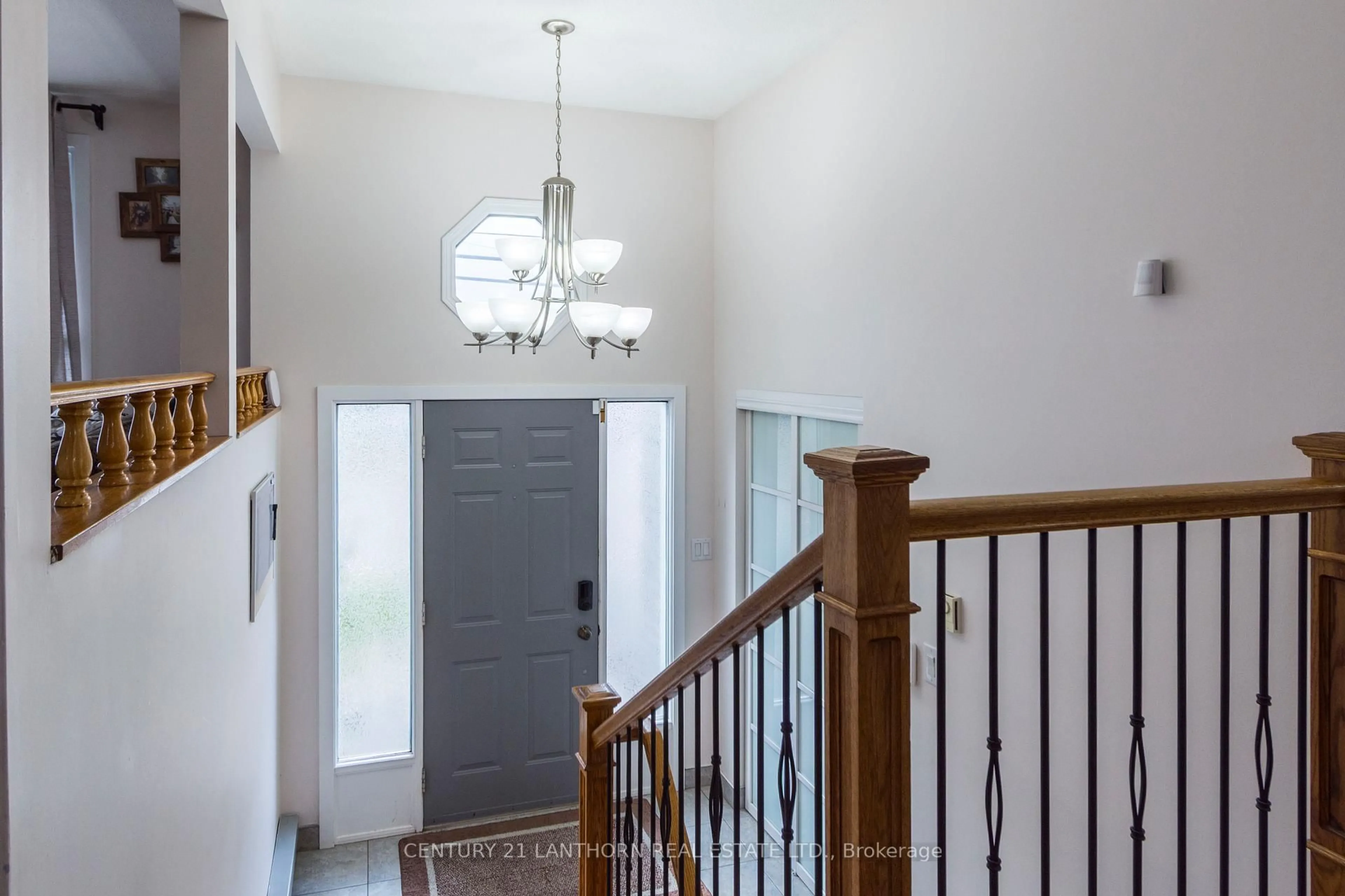 Indoor foyer for 94 NORTH MURRAY St, Quinte West Ontario K8V 2E7