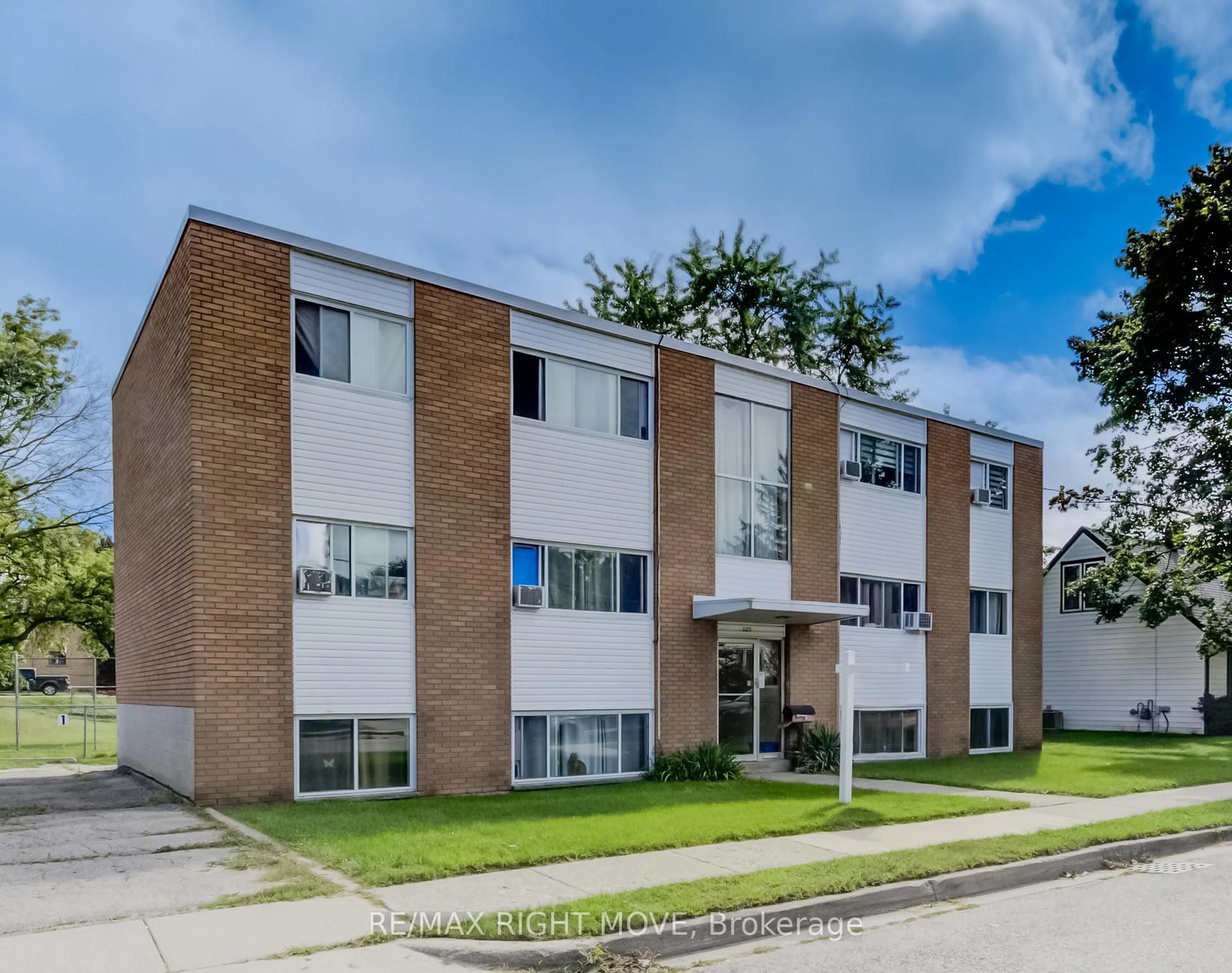 Home with brick exterior material, street for 125 Schlueter St, Cambridge Ontario N3H 4B4