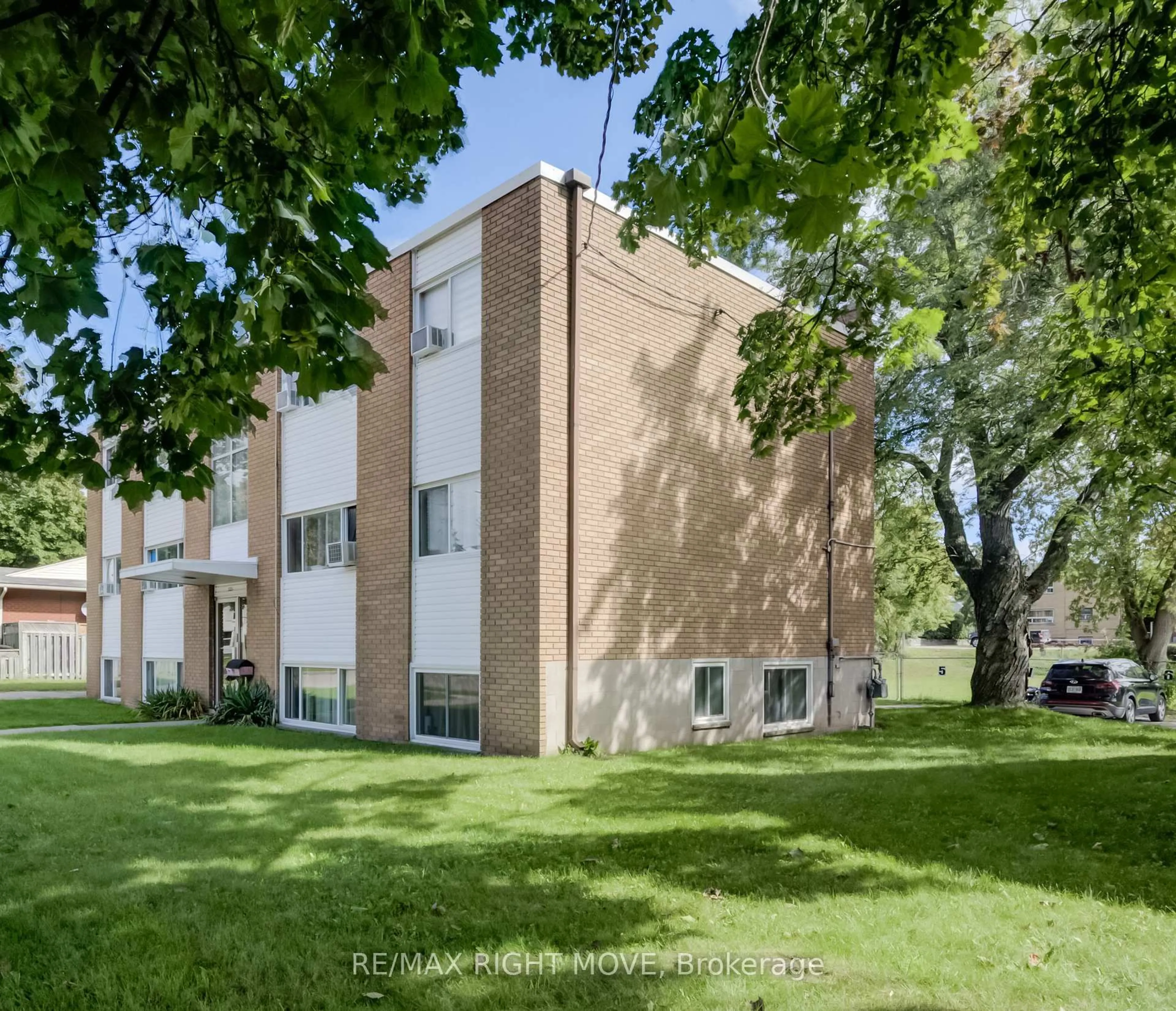 A pic from outside/outdoor area/front of a property/back of a property/a pic from drone, building for 125 Schlueter St, Cambridge Ontario N3H 4B4