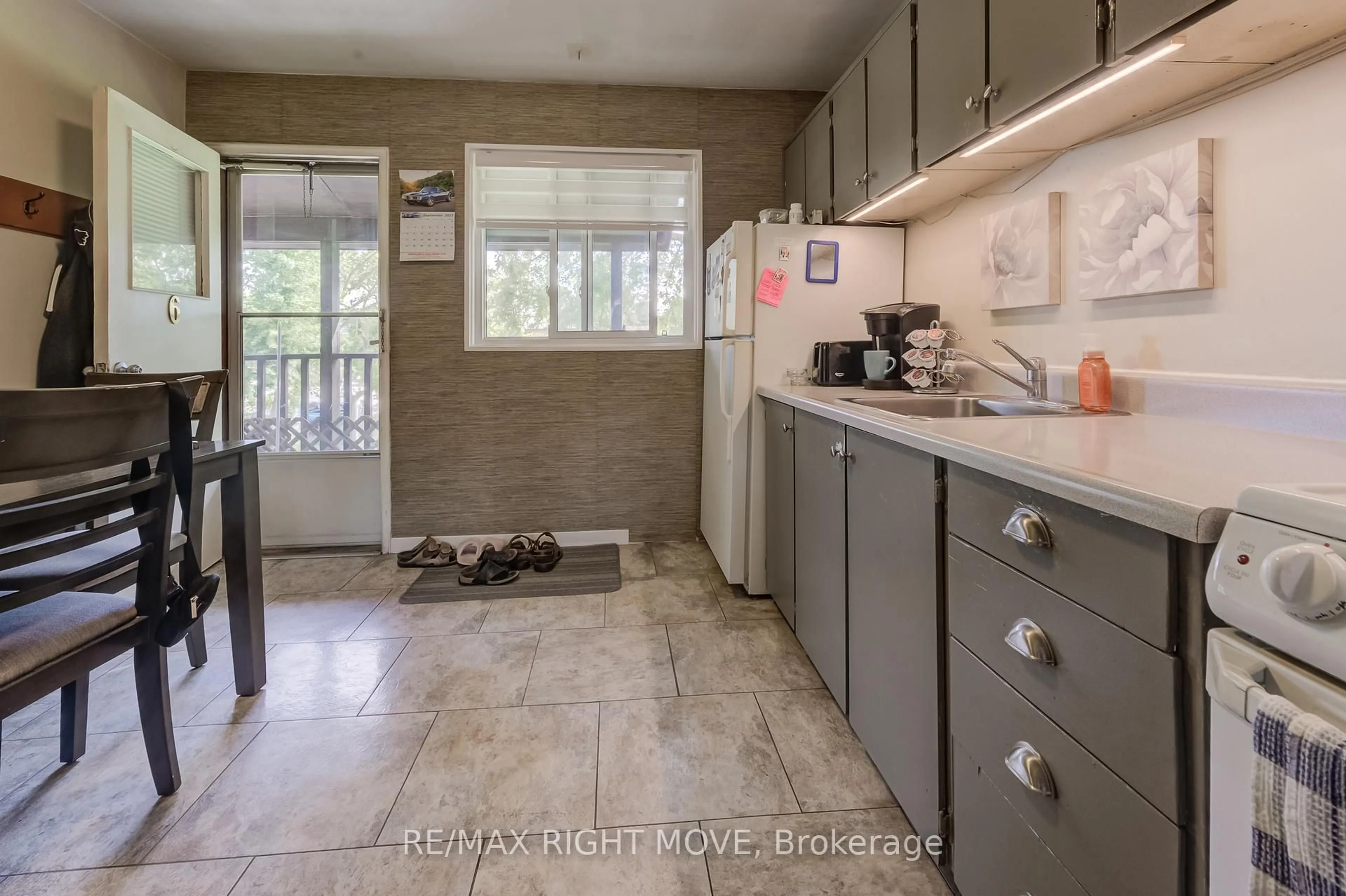 Standard kitchen, unknown for 125 Schlueter St, Cambridge Ontario N3H 4B4