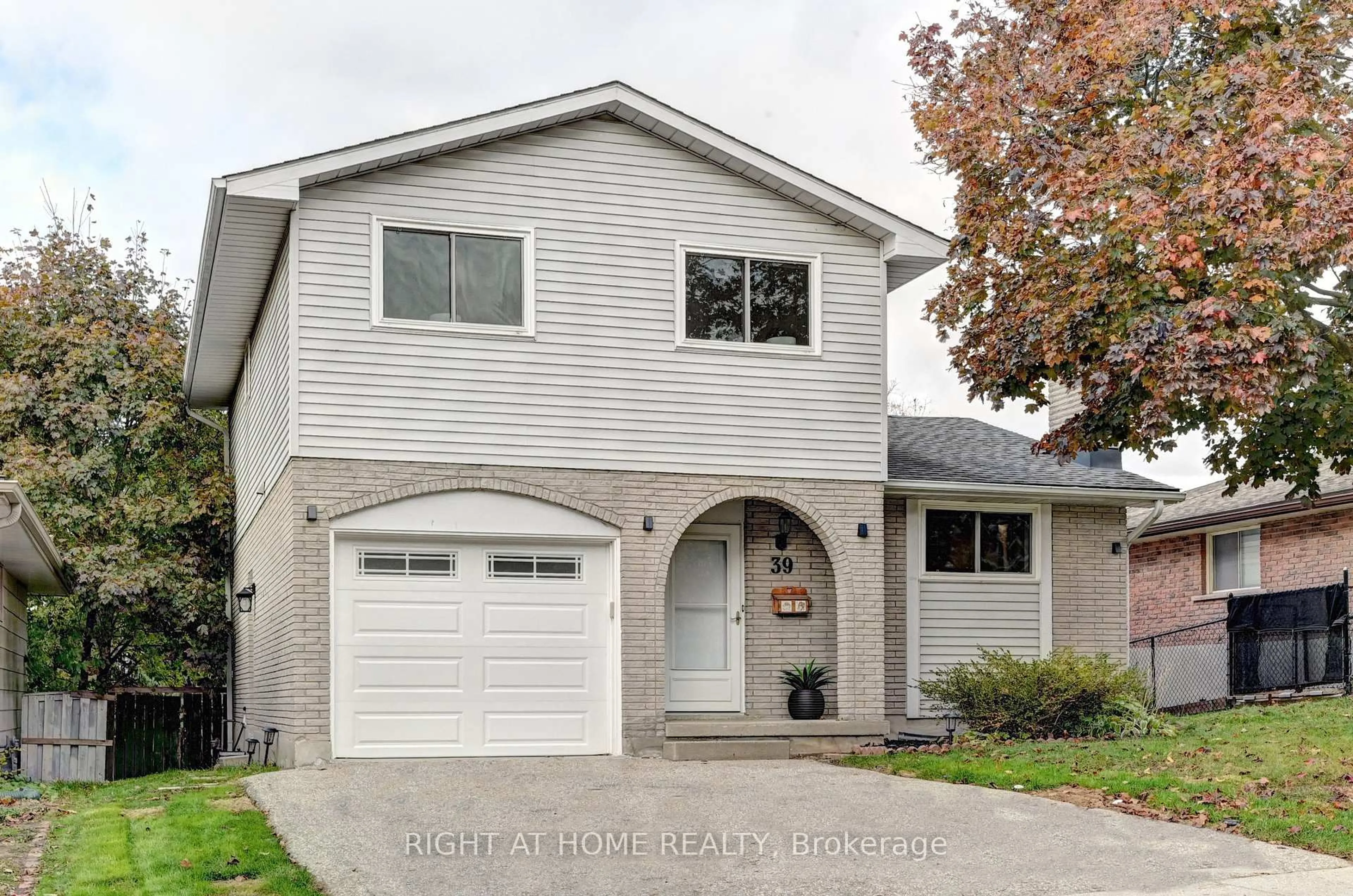 Home with brick exterior material, street for 39 Southwood Dr, Kitchener Ontario N2E 2E6