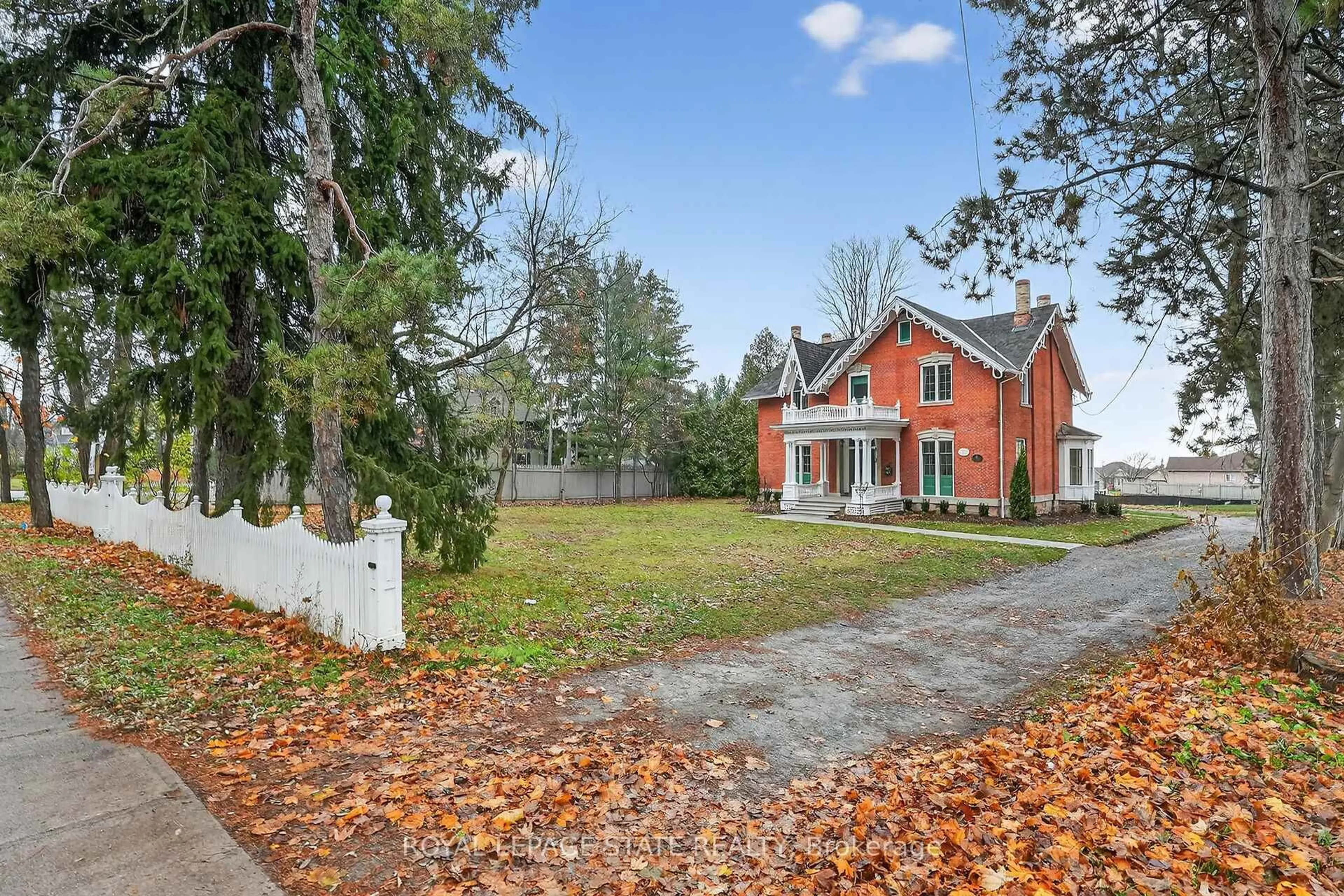 A pic from outside/outdoor area/front of a property/back of a property/a pic from drone, unknown for 262 Main St, Grimsby Ontario L3M 1S4