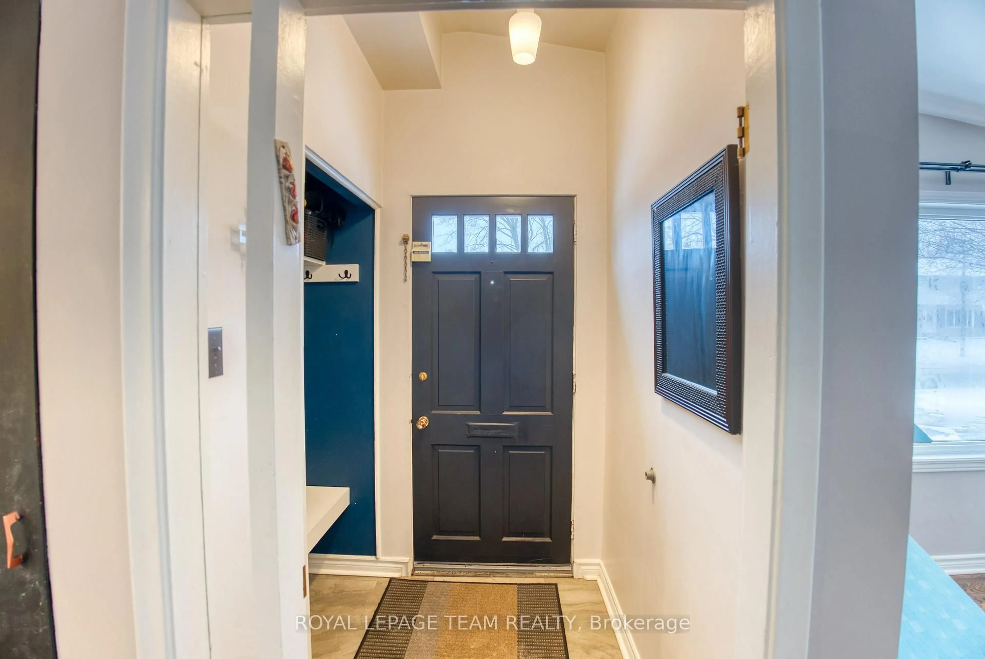 Indoor entryway for 2010 Featherston Dr, Ottawa Ontario K1H 6P9