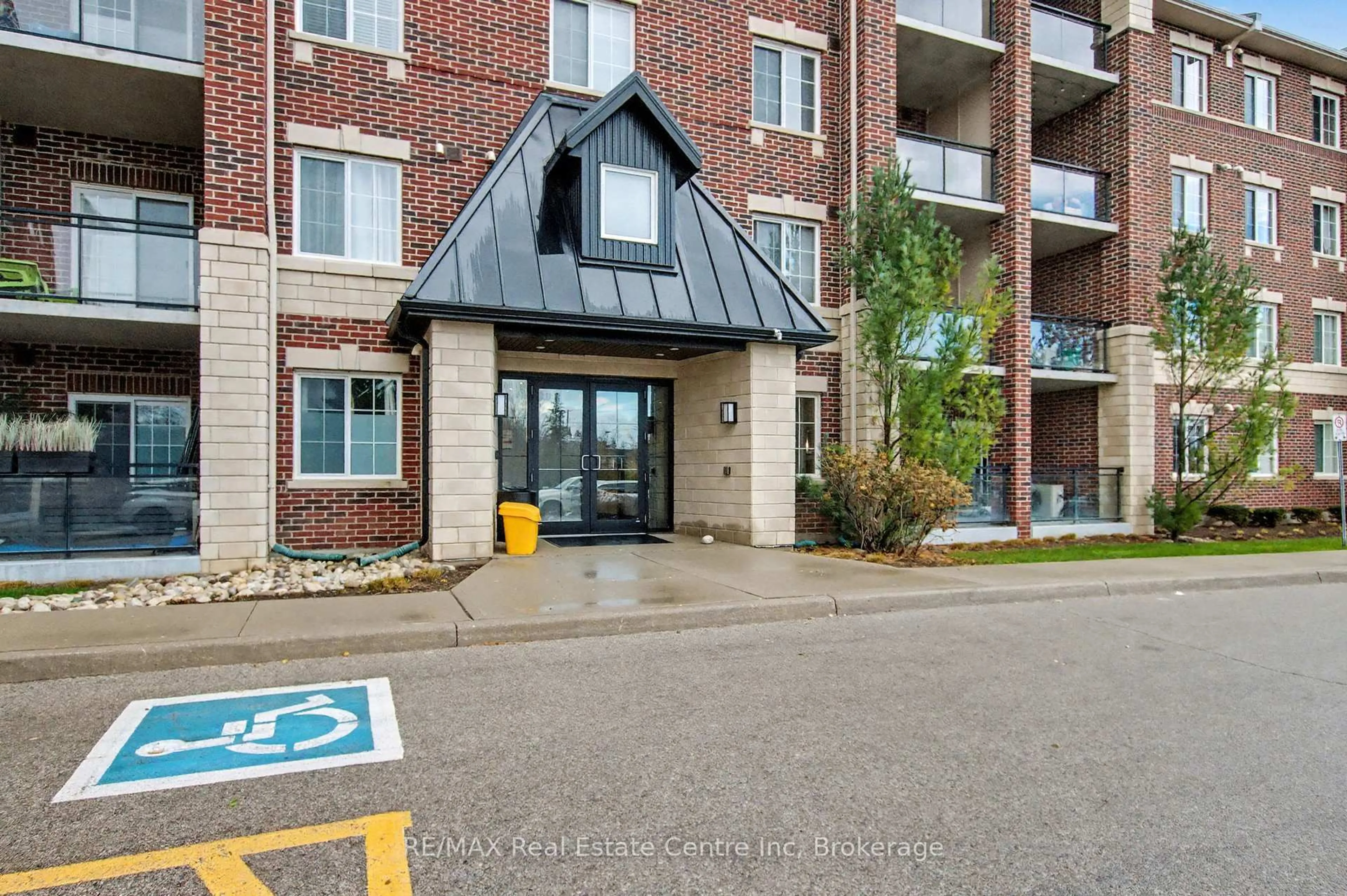 Indoor foyer for 1440 Gordon St #318, Guelph Ontario N1L 1C8