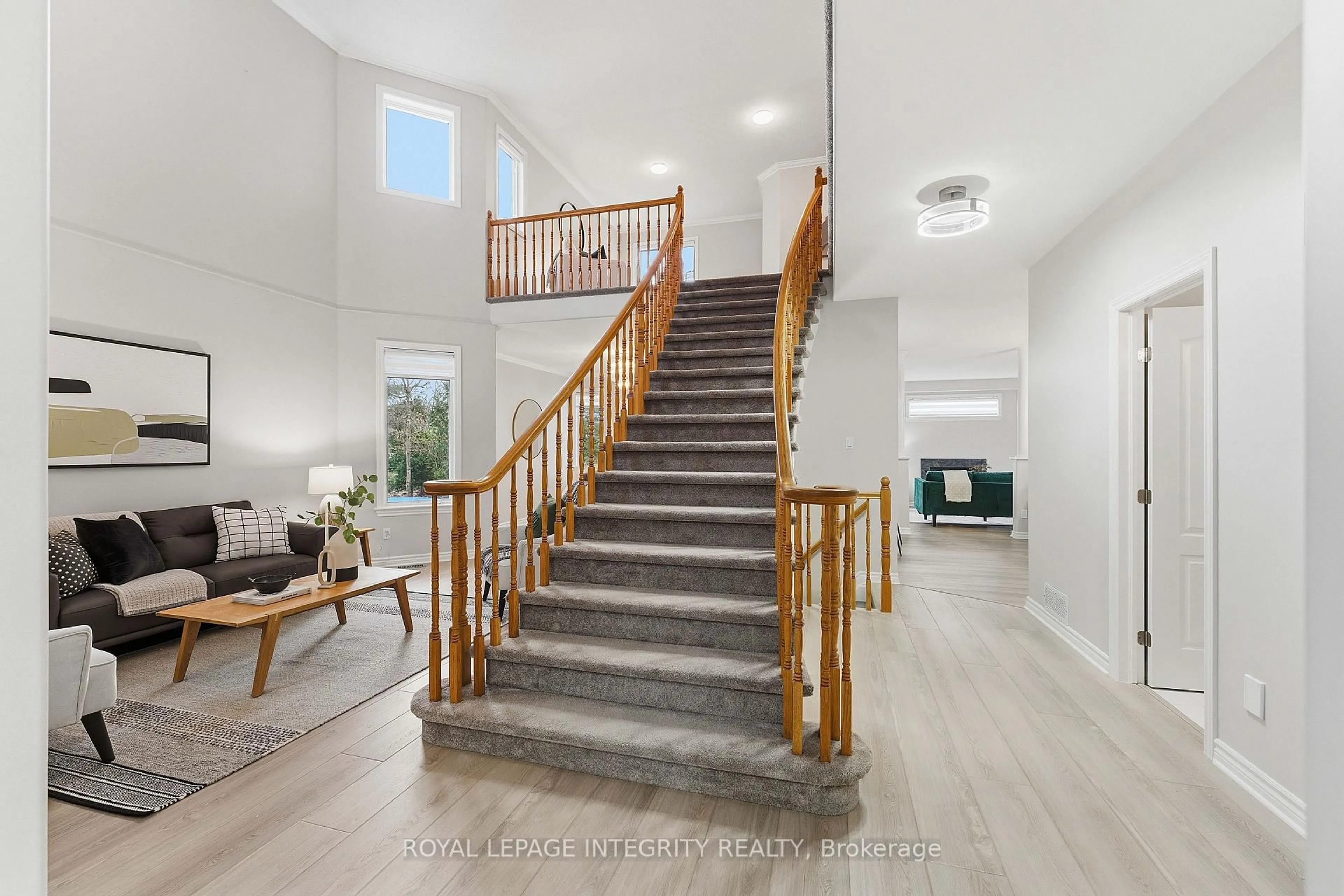 Indoor foyer for 607 Devonwood Circ, Gloucester Ontario K1T 4E6