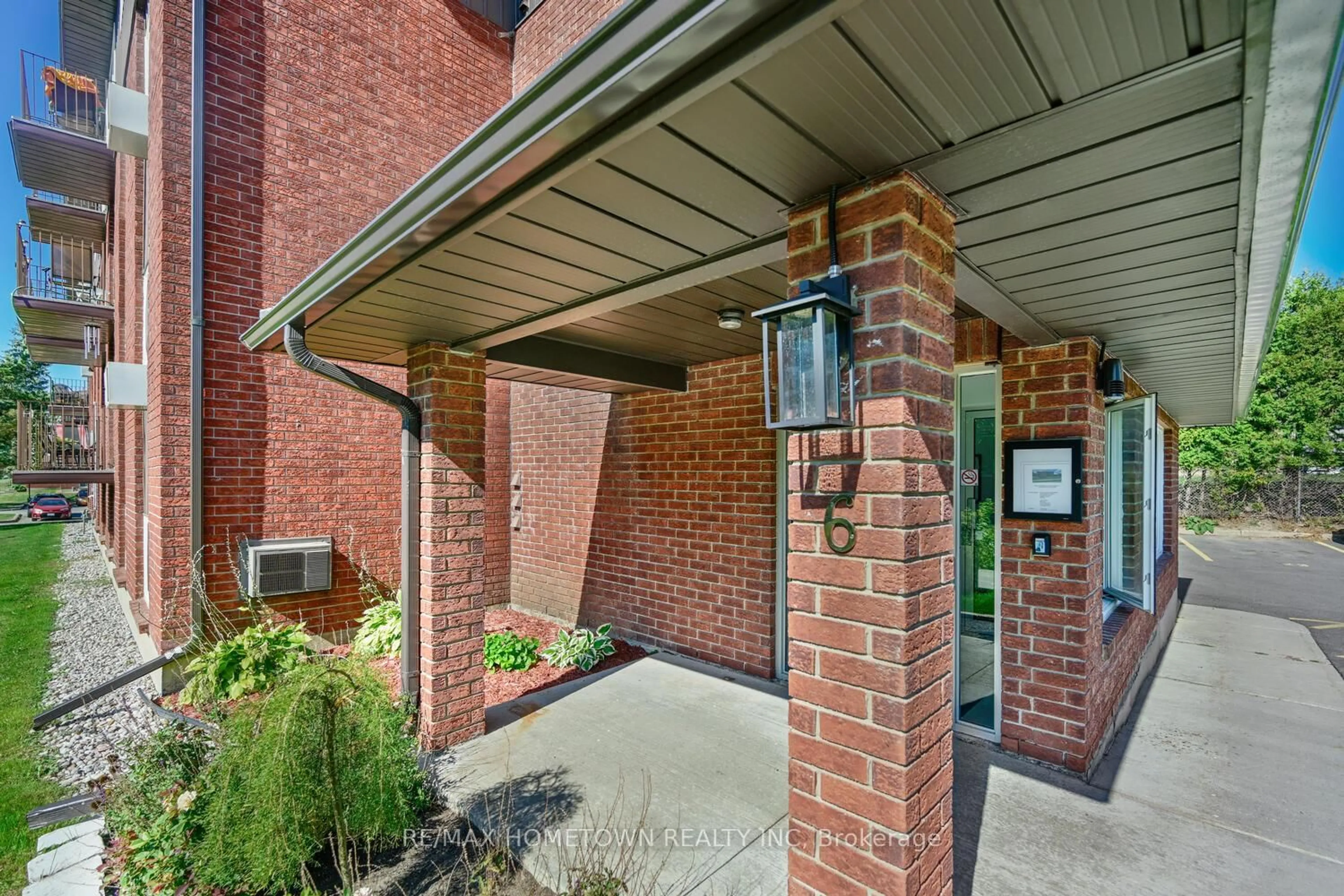 Indoor foyer for 6 Charlotte Pl #17, Brockville Ontario K6V 6T4