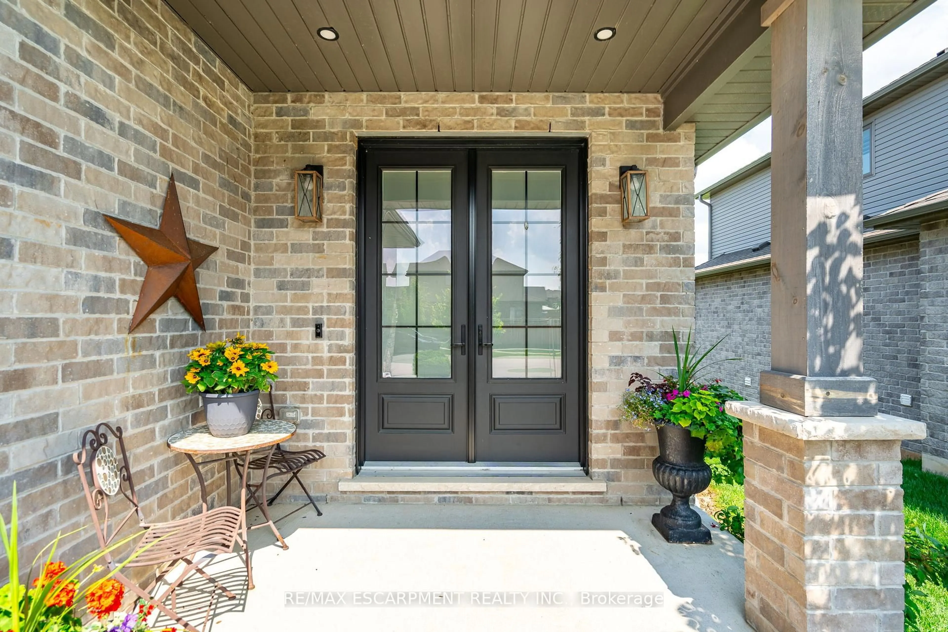 Indoor entryway for 16 Whiting Dr, Brant Ontario N3L 0B2