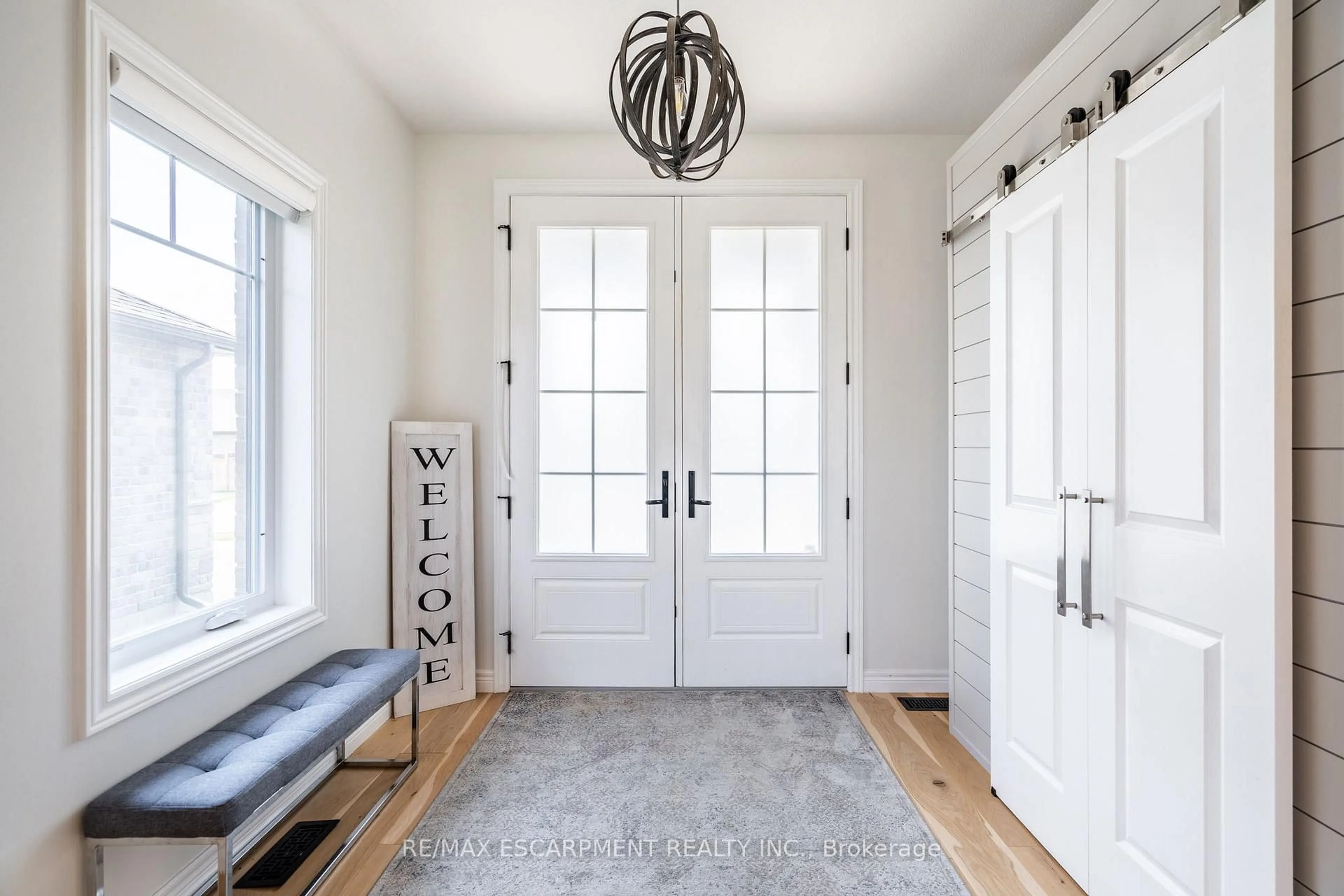 Indoor entryway for 16 Whiting Dr, Brant Ontario N3L 0B2