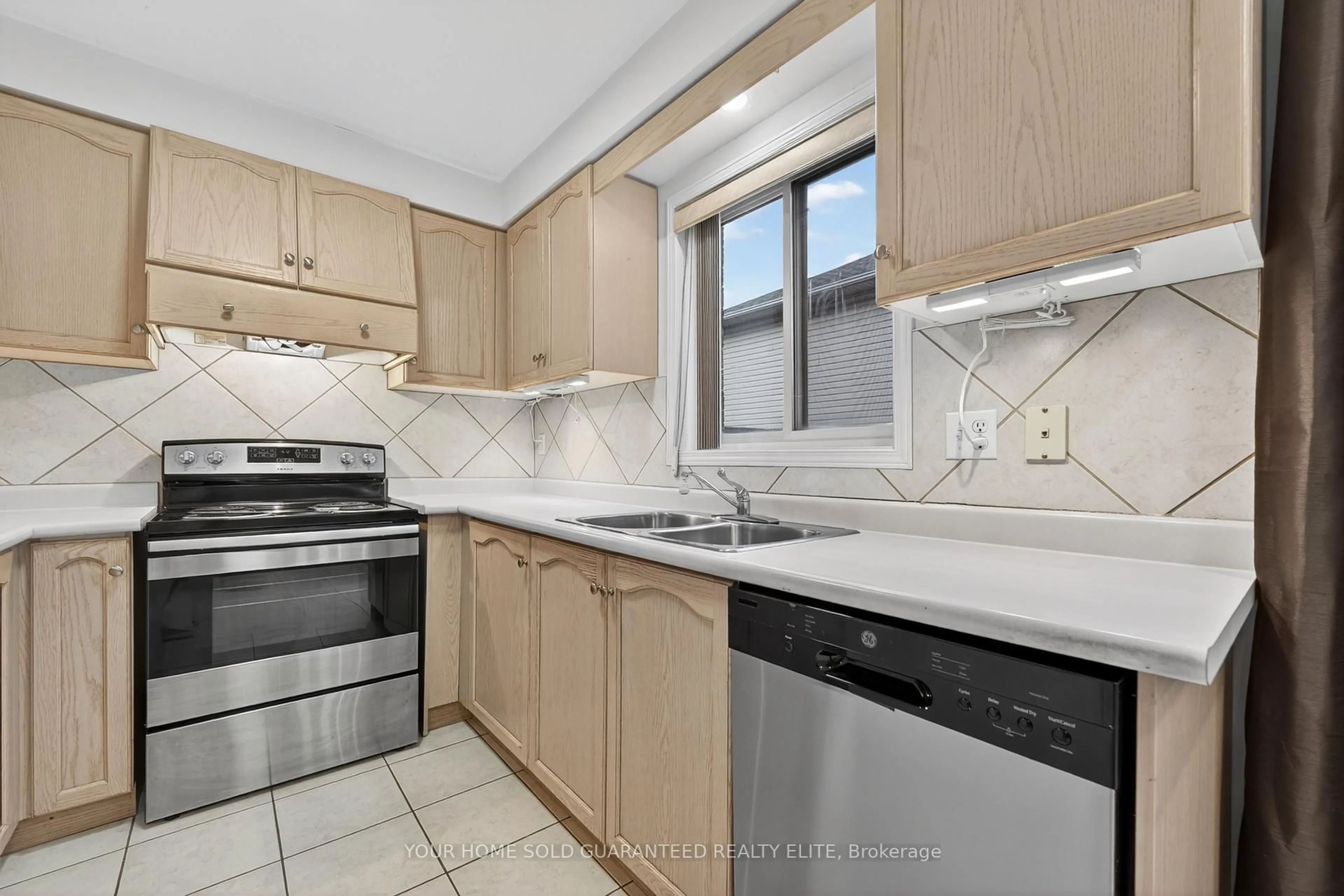 Standard kitchen, ceramic/tile floor for 3 Kenyon Cres, Grimsby Ontario L3M 5M5