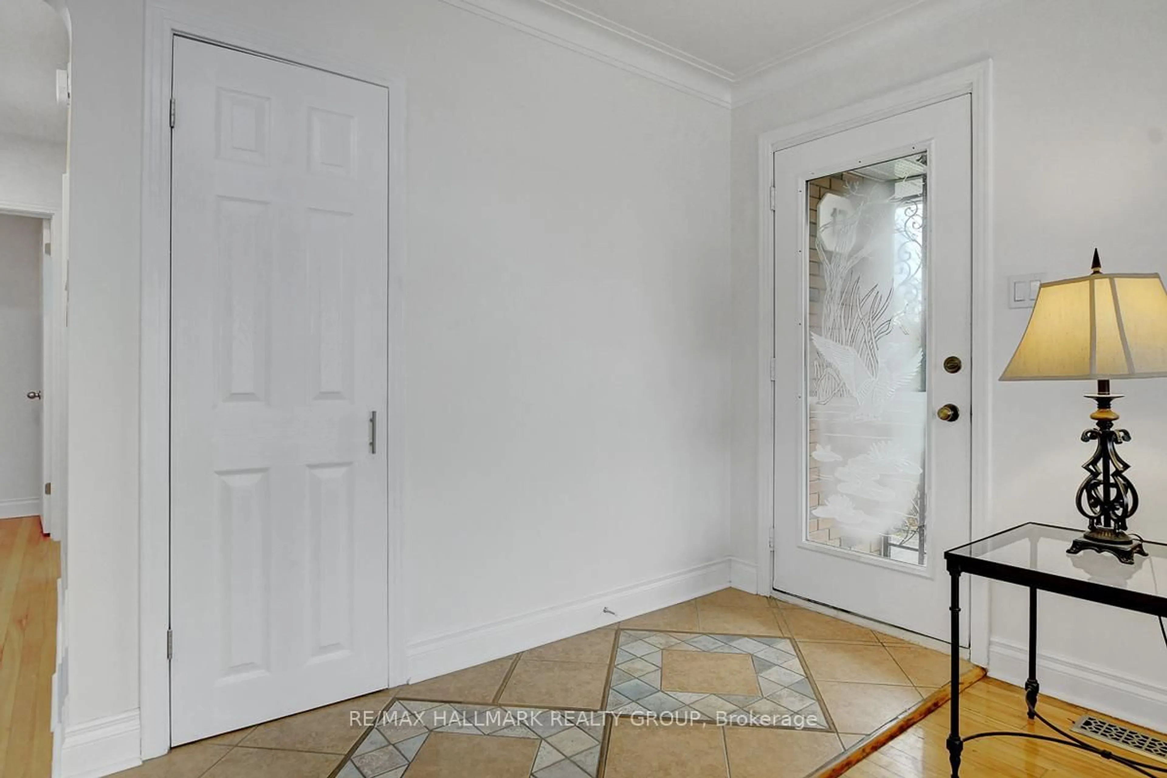 Indoor entryway for 13 Dunham St, Ottawa Ontario K1J 7L5