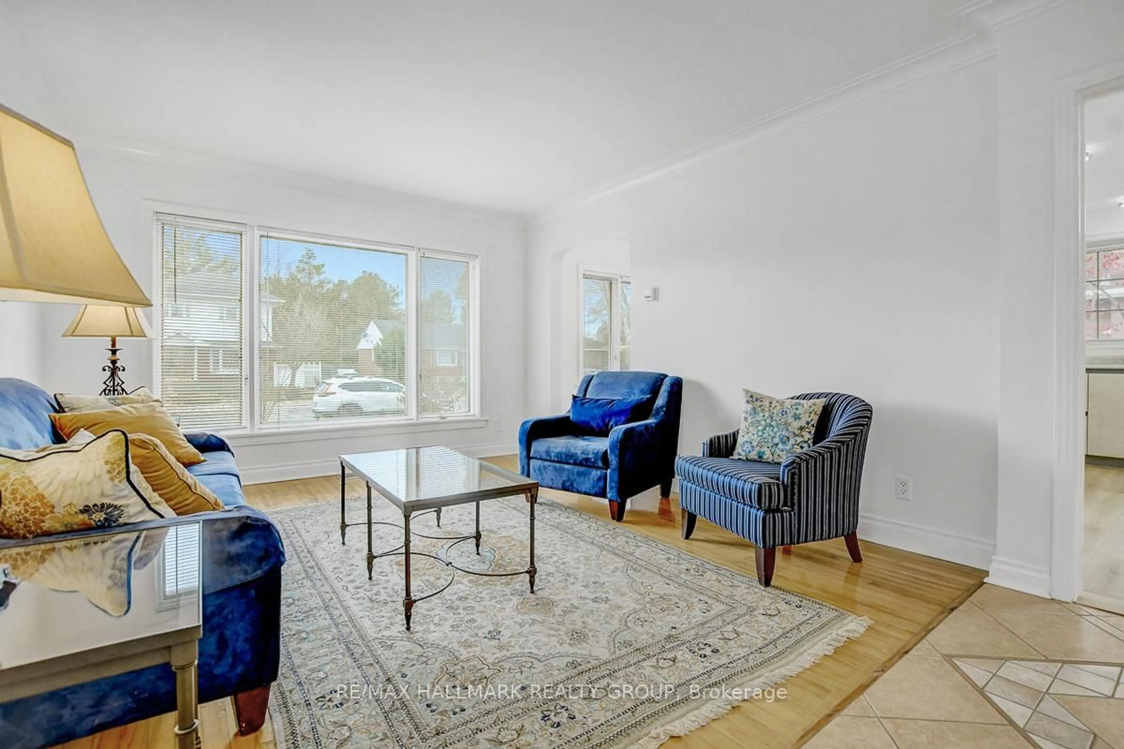 Living room with furniture, unknown for 13 Dunham St, Ottawa Ontario K1J 7L5