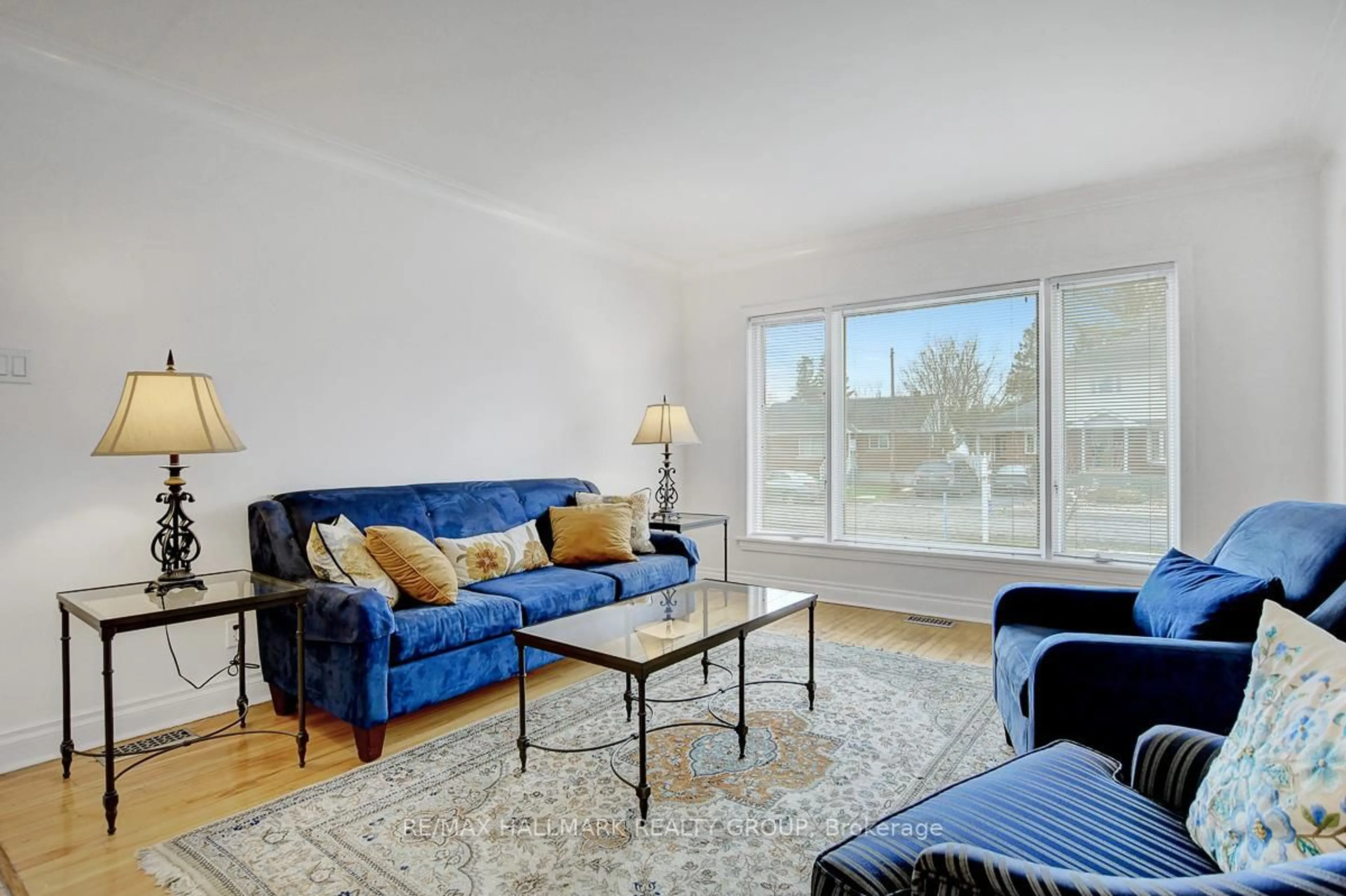 Living room with furniture, unknown for 13 Dunham St, Ottawa Ontario K1J 7L5