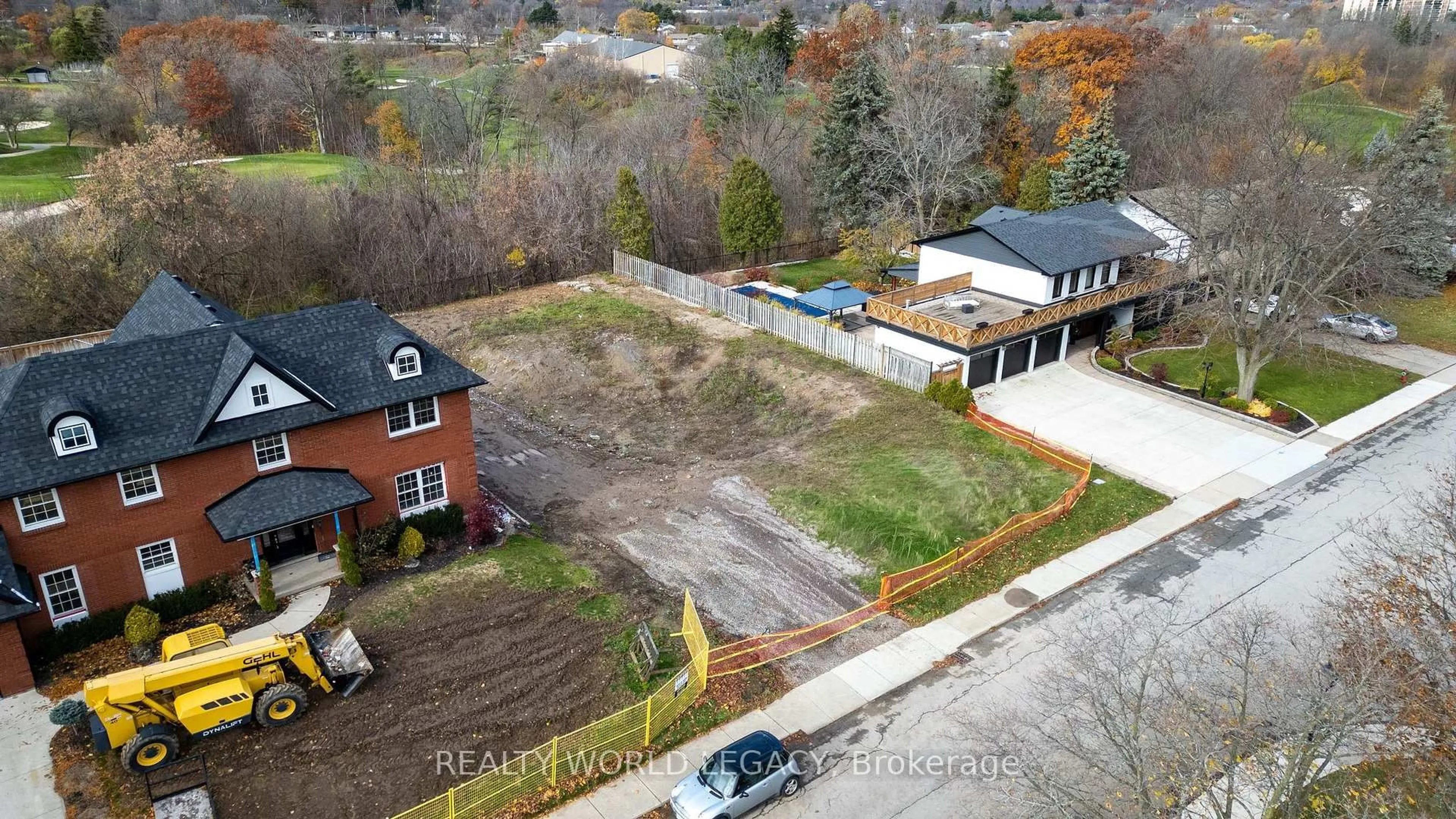 A pic from outside/outdoor area/front of a property/back of a property/a pic from drone, building for 156 Country Club Dr, Hamilton Ontario L8K 5W2