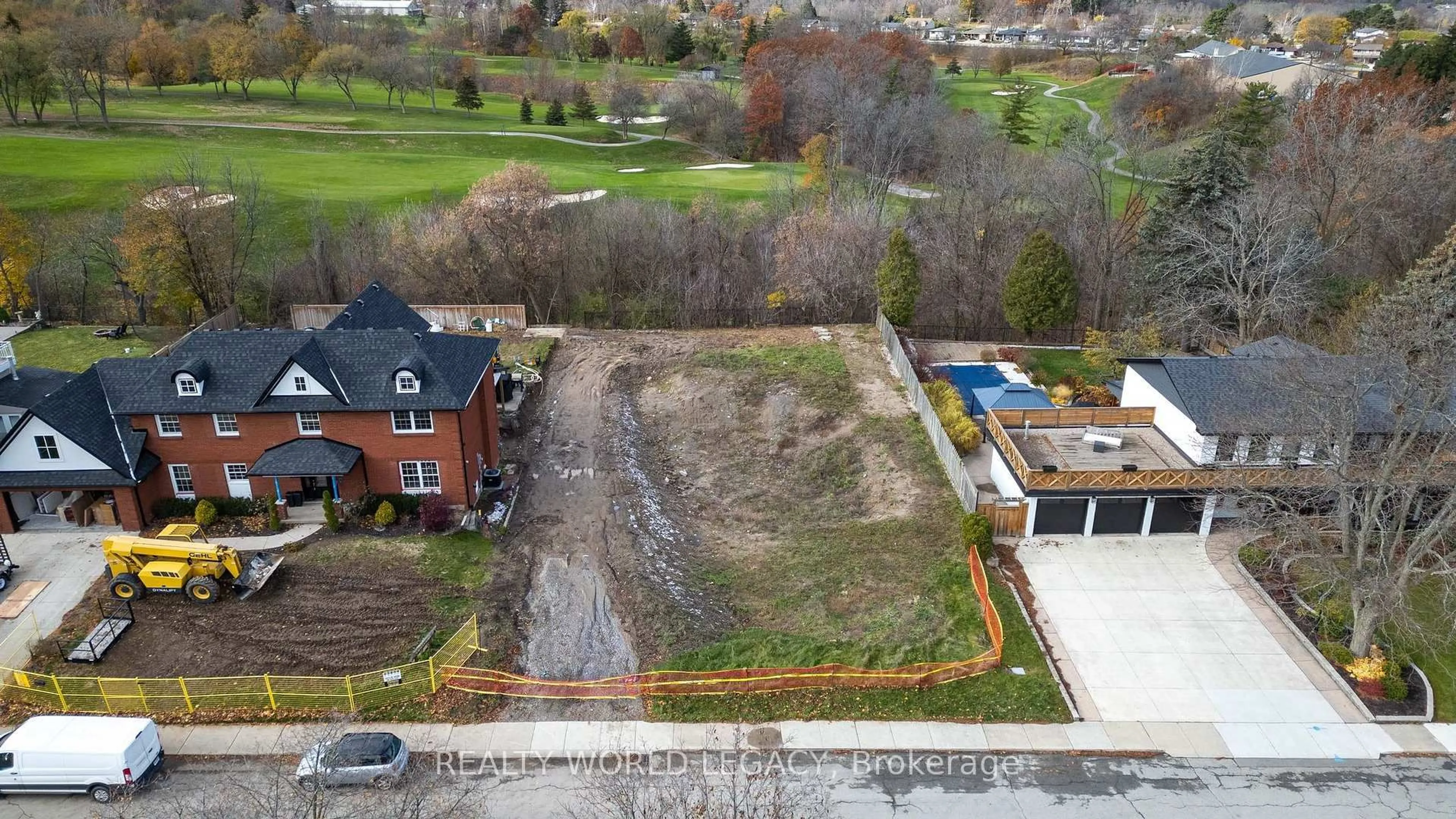 A pic from outside/outdoor area/front of a property/back of a property/a pic from drone, building for 156 Country Club Dr, Hamilton Ontario L8K 5W2