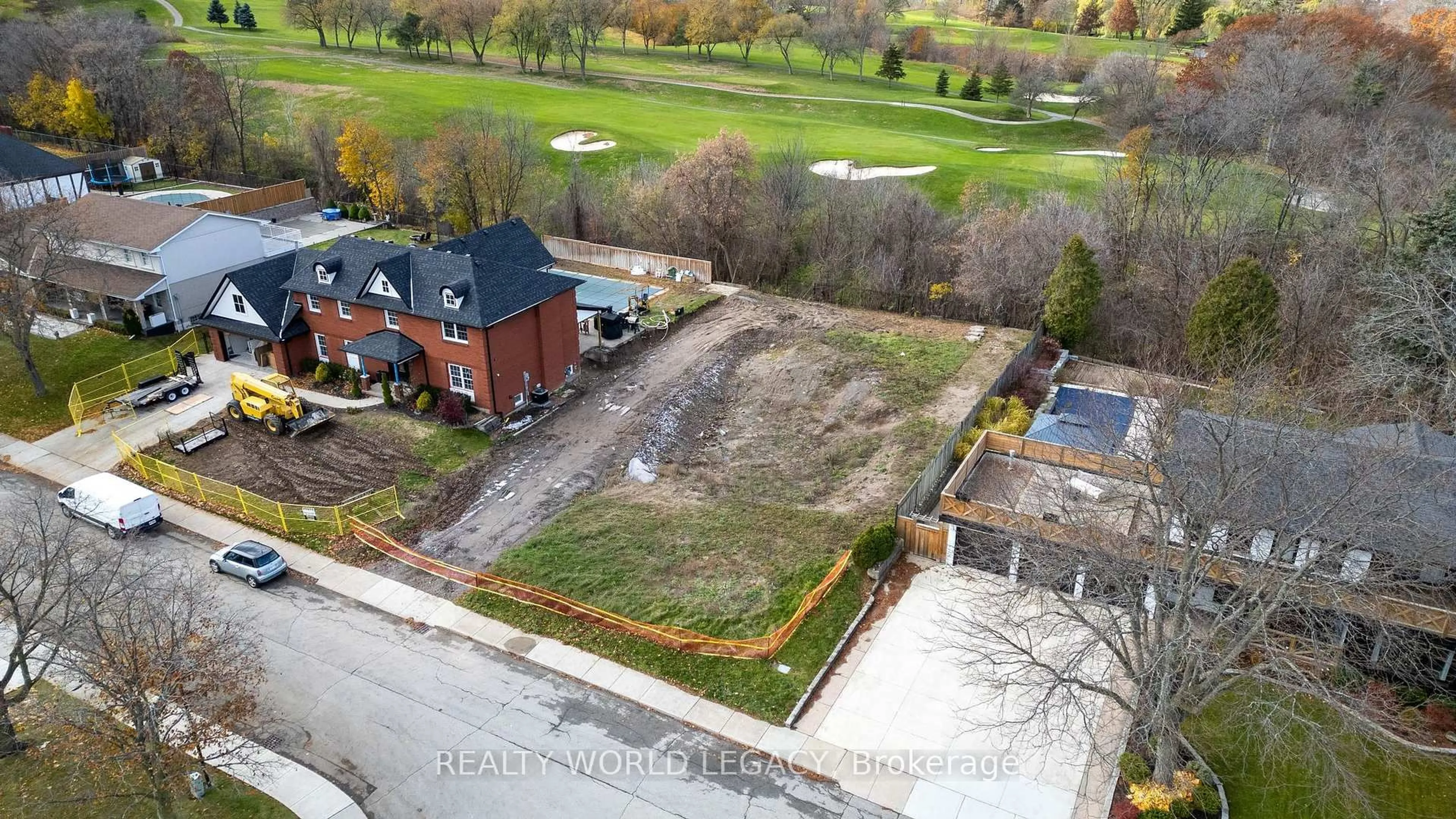 A pic from outside/outdoor area/front of a property/back of a property/a pic from drone, building for 156 Country Club Dr, Hamilton Ontario L8K 5W2
