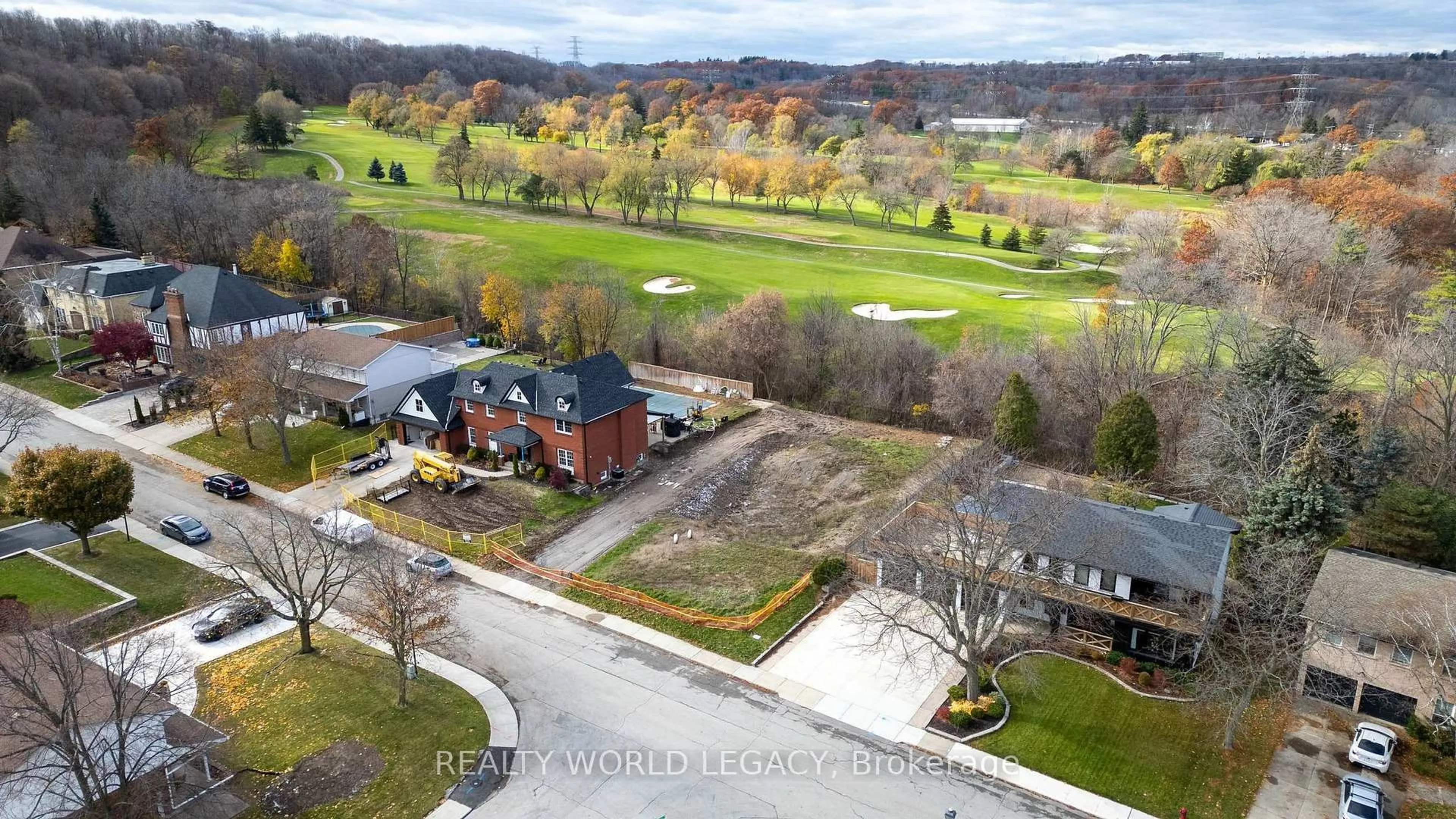 A pic from outside/outdoor area/front of a property/back of a property/a pic from drone, unknown for 156 Country Club Dr, Hamilton Ontario L8K 5W2