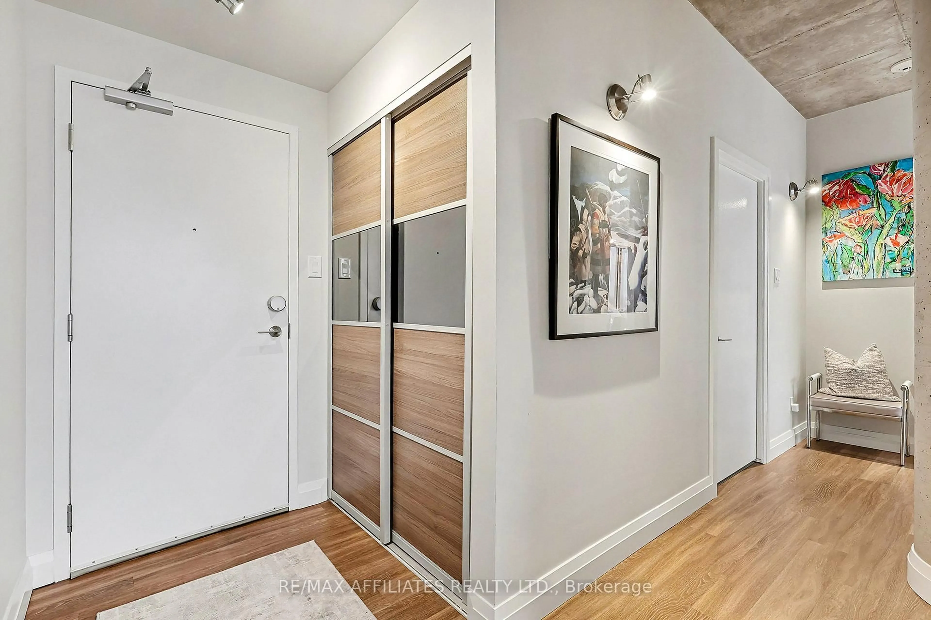 Indoor entryway for 354 Gladstone Ave #710, Ottawa Ontario K2P 0R4
