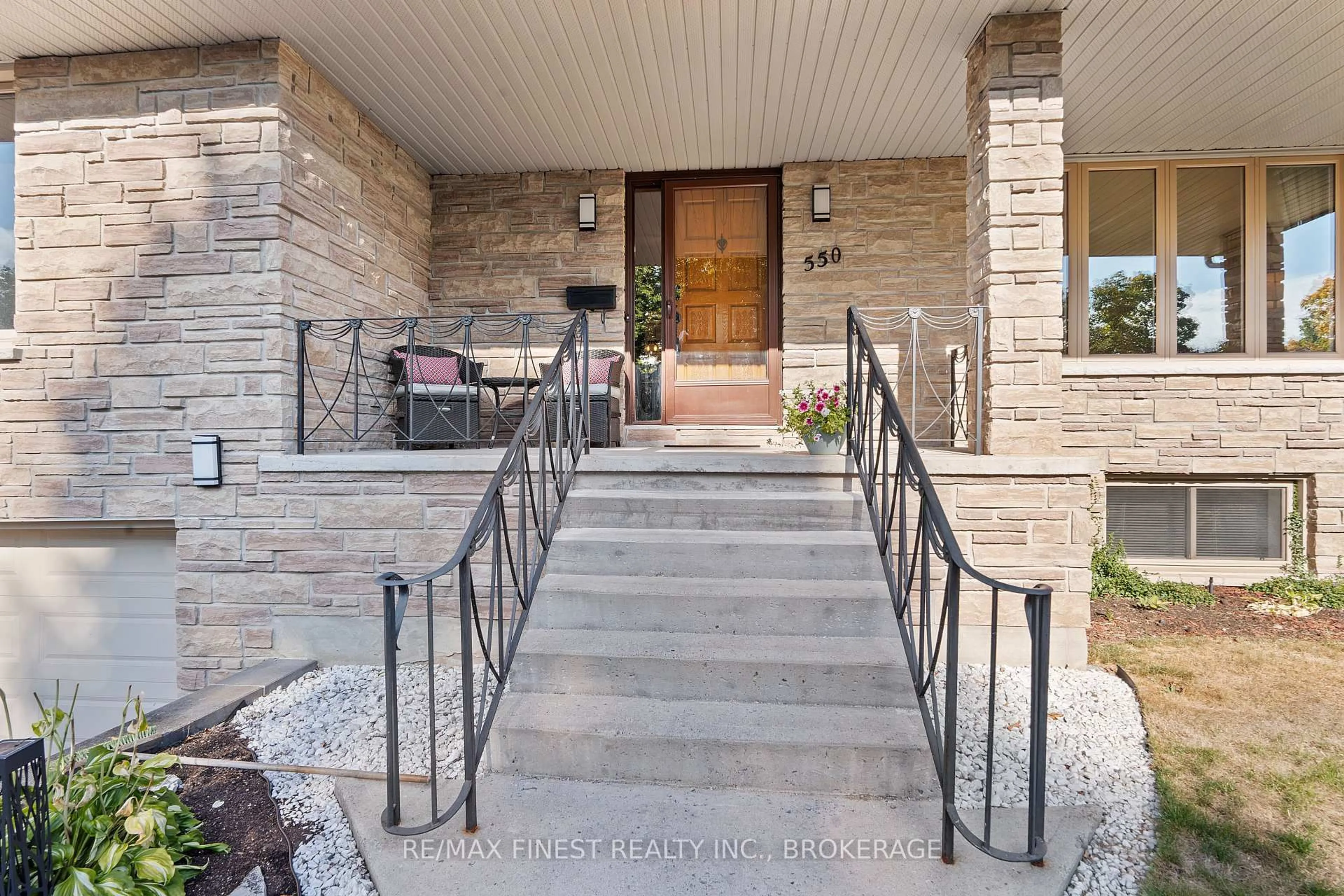 Unknown for 550 Rankin Cres, Kingston Ontario K7M 7L4