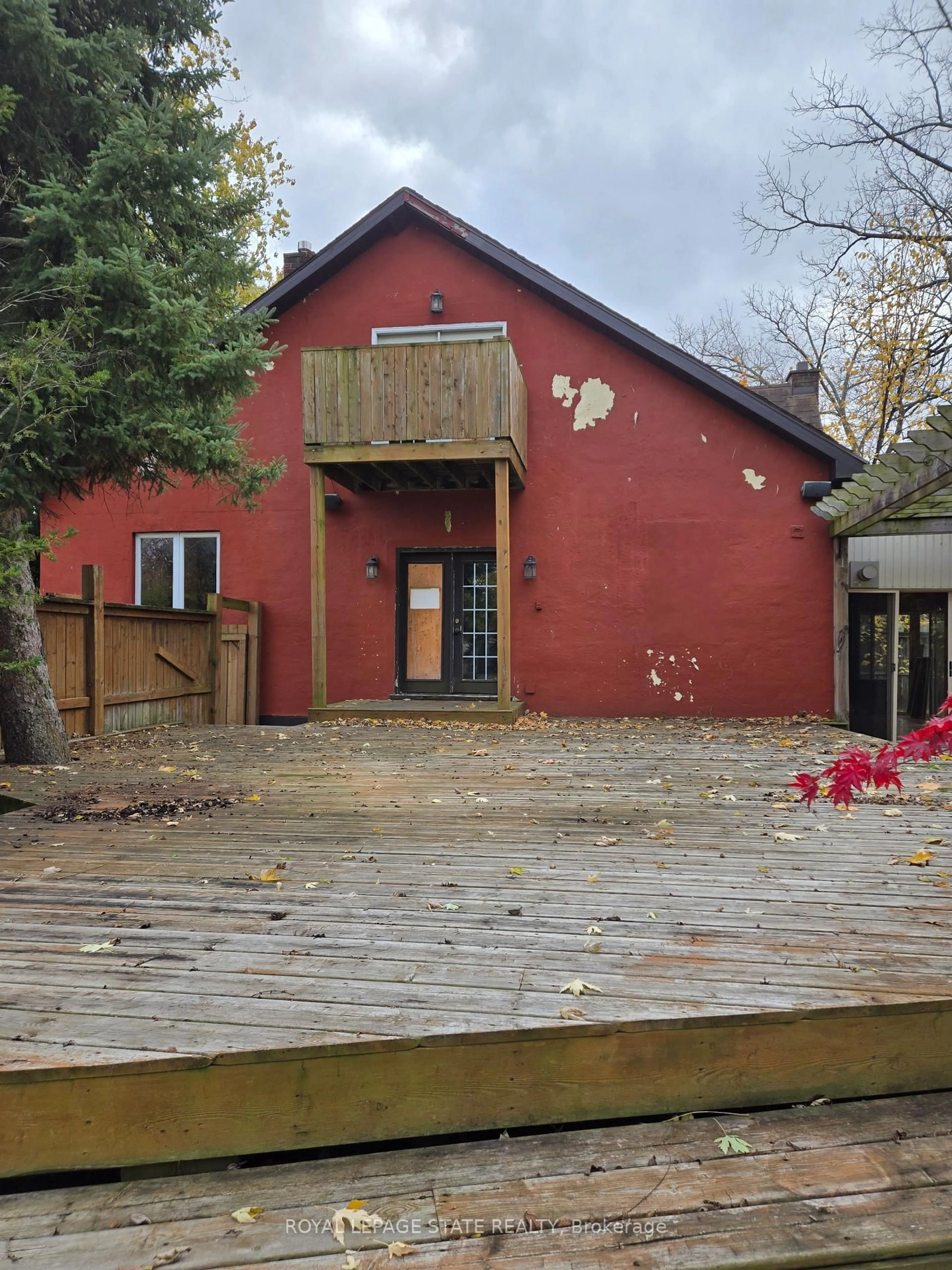 A pic from outside/outdoor area/front of a property/back of a property/a pic from drone, building for 164 Thorold Rd, Welland Ontario L3C 3V6