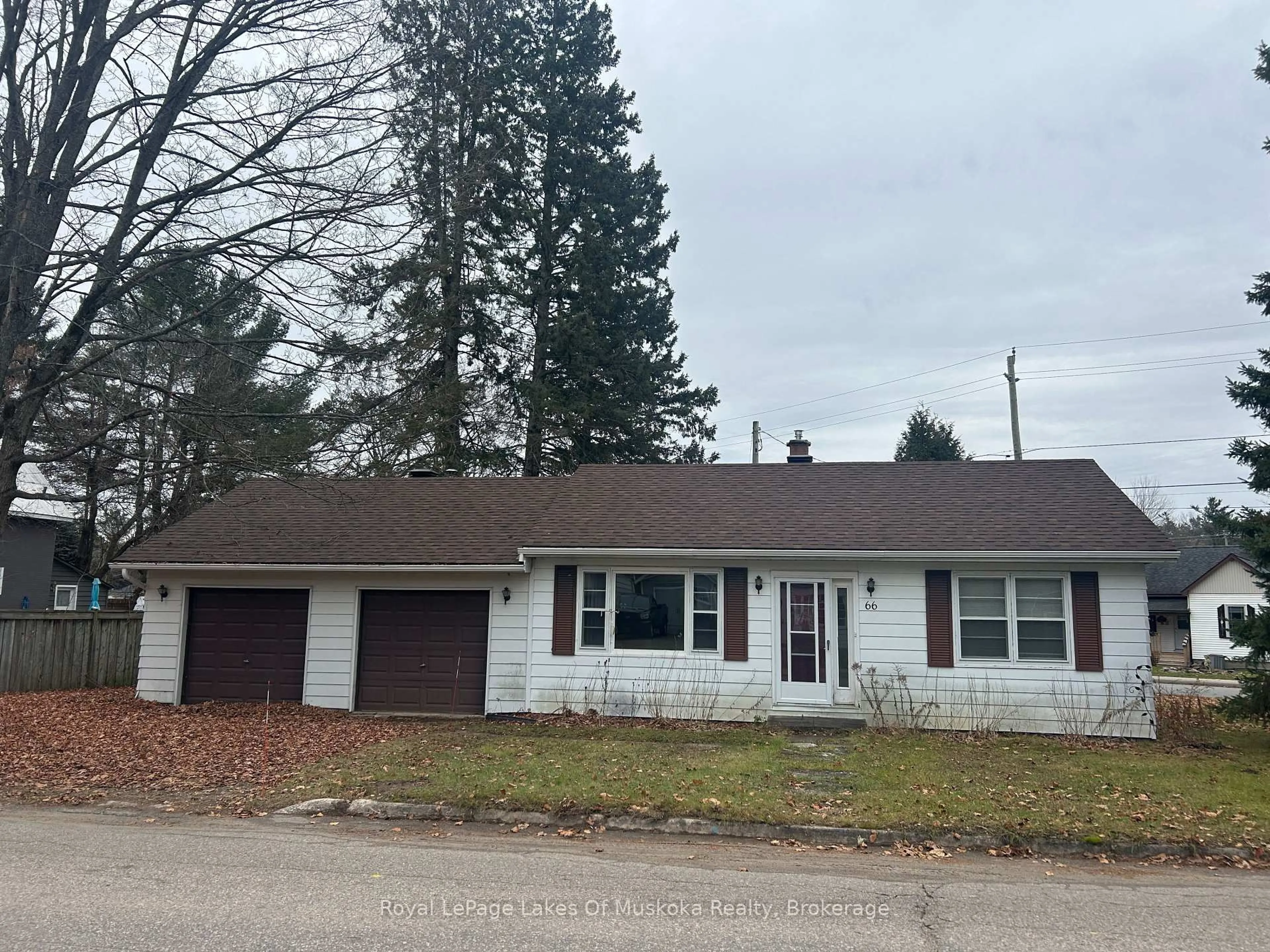 Home with vinyl exterior material, street for 66 Front St, Bracebridge Ontario P1L 1J6