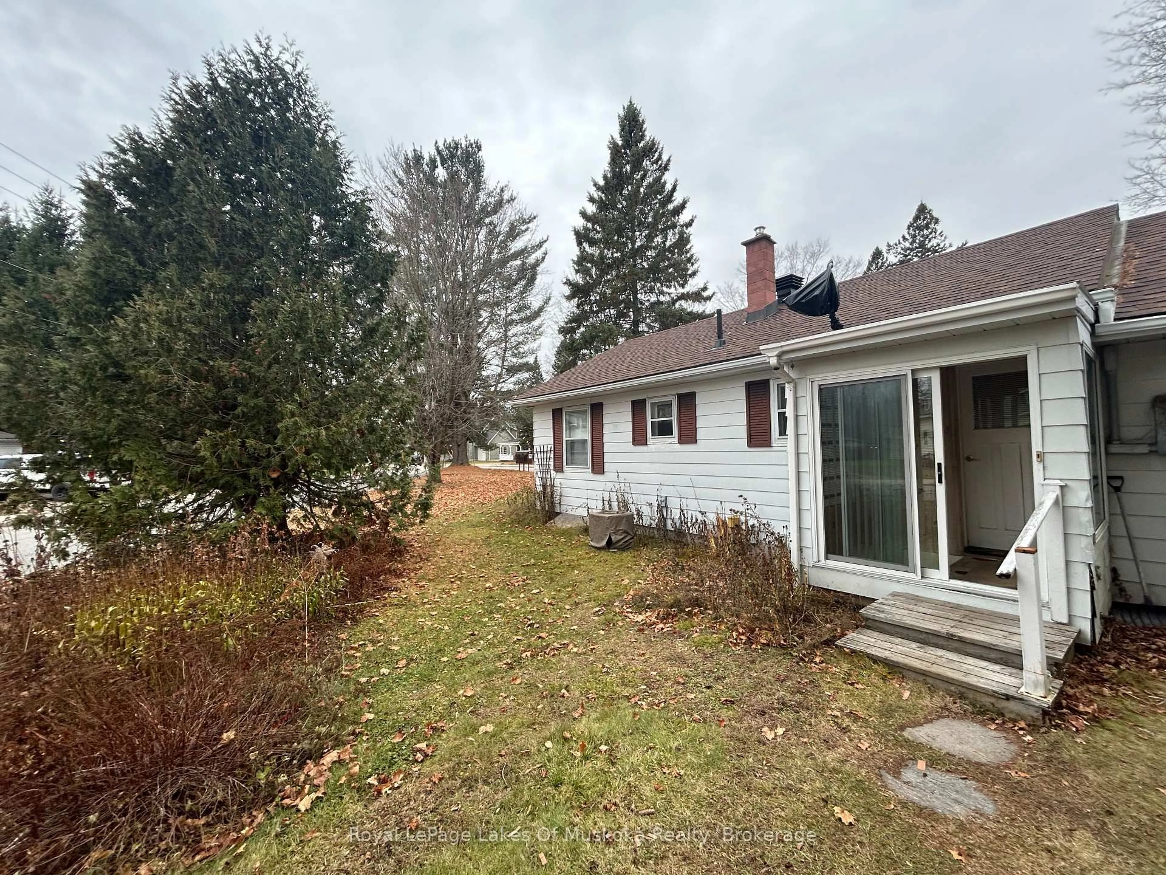 A pic from outside/outdoor area/front of a property/back of a property/a pic from drone, unknown for 66 Front St, Bracebridge Ontario P1L 1J6