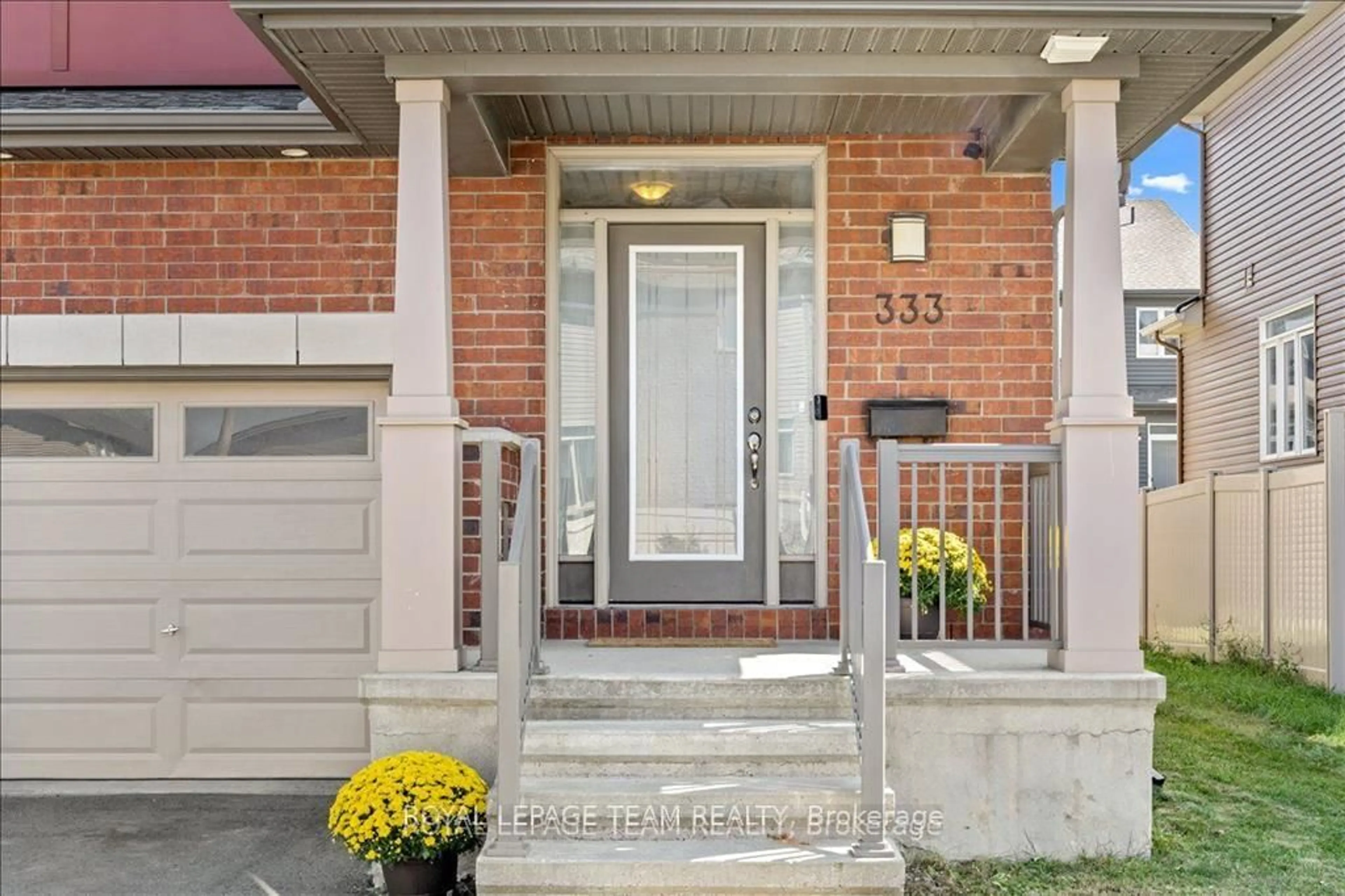 Indoor entryway for 333 Tulum Cres, Ottawa Ontario K2S 0V9