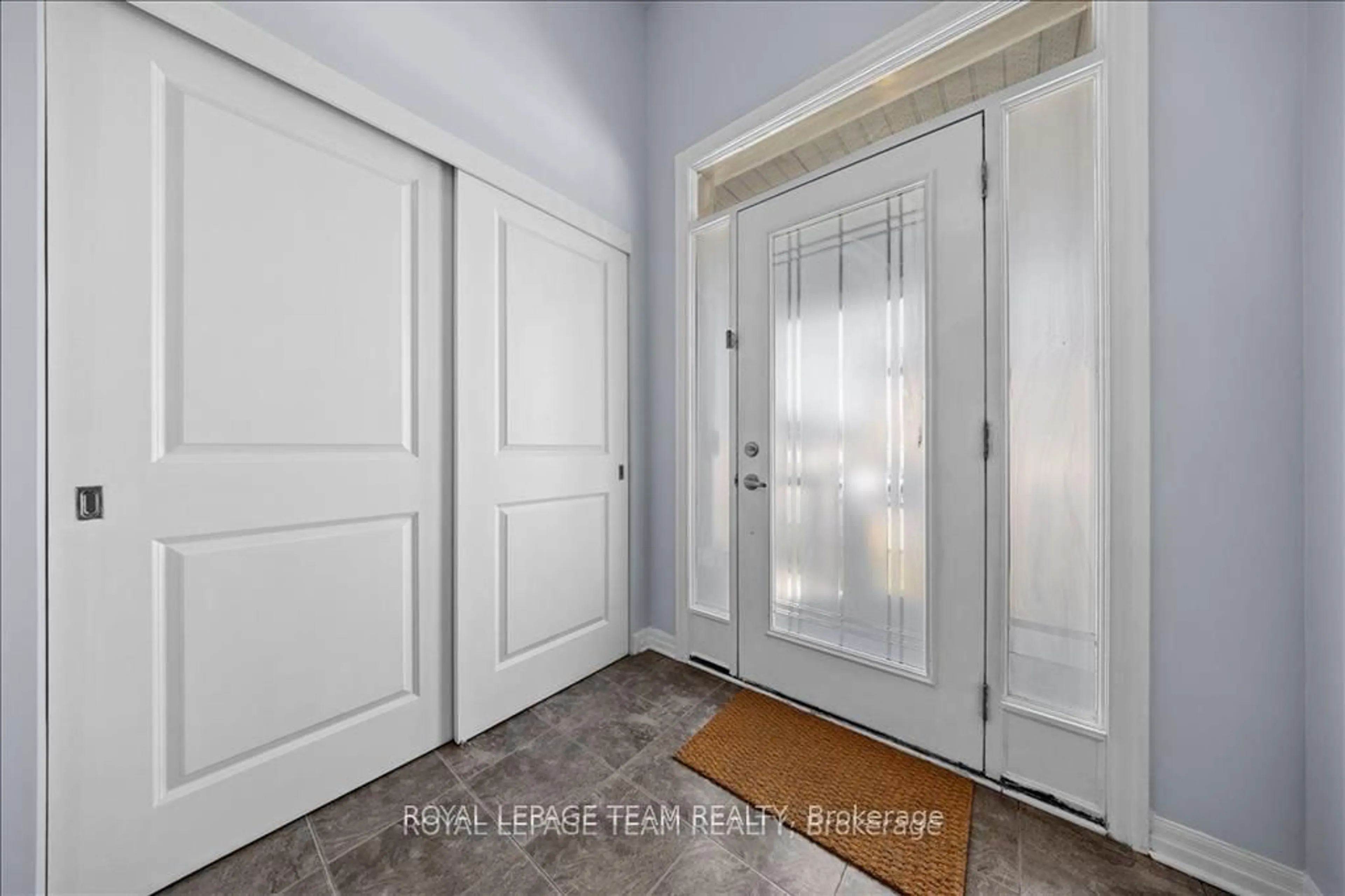 Indoor entryway for 333 Tulum Cres, Ottawa Ontario K2S 0V9