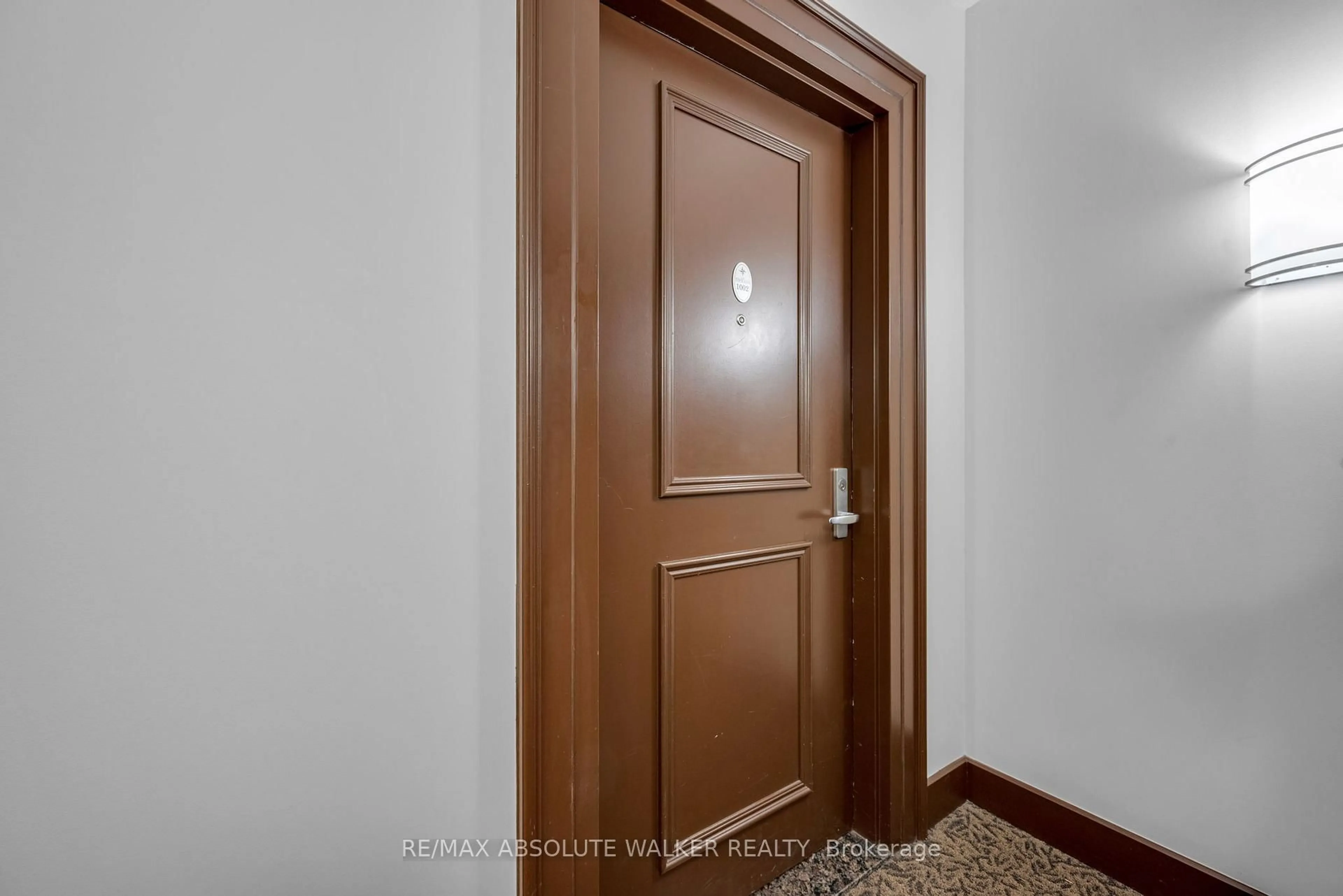 Indoor foyer for 70 Landry St #1002, Ottawa Ontario K1L 0A8