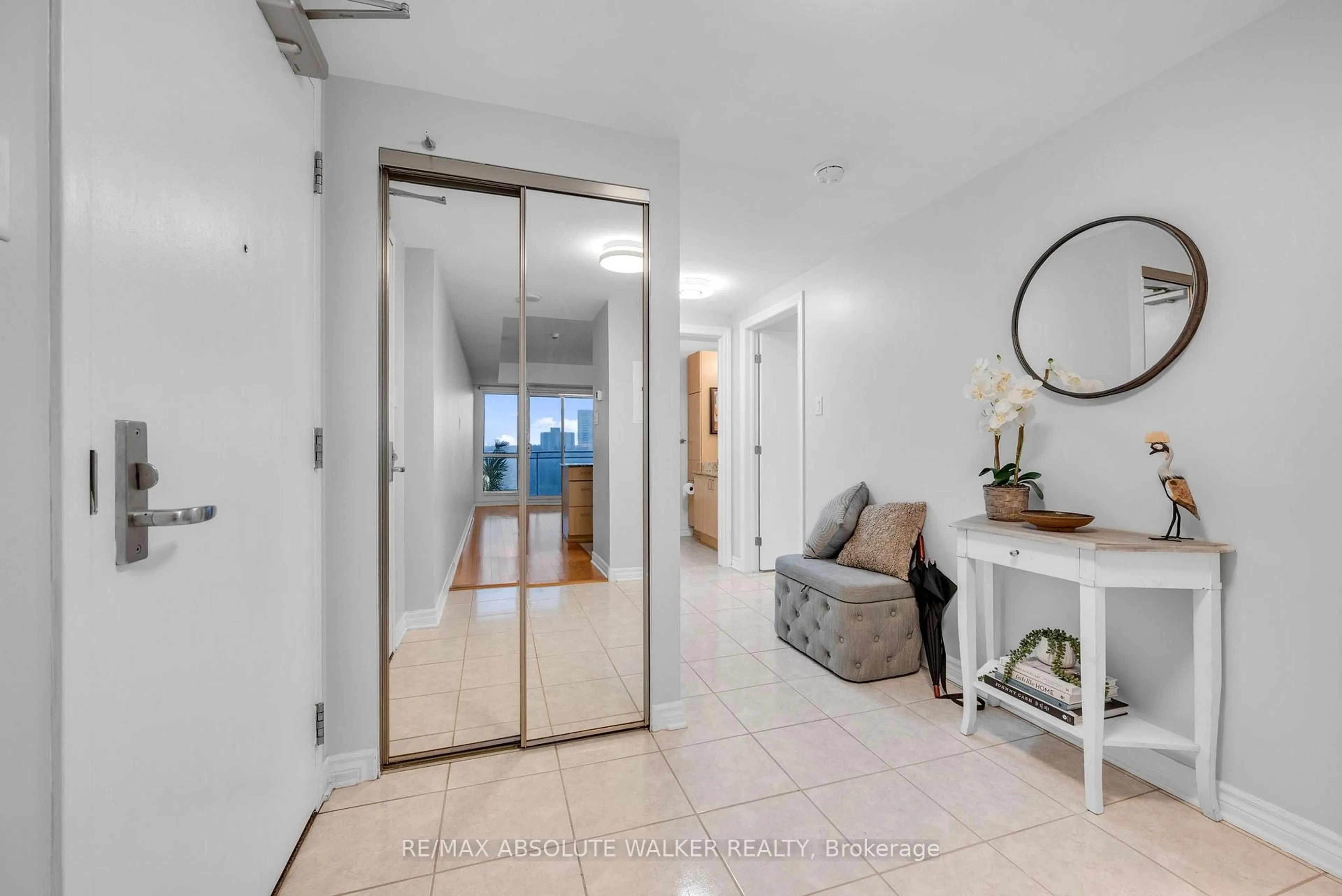 Indoor entryway for 70 Landry St #1002, Ottawa Ontario K1L 0A8